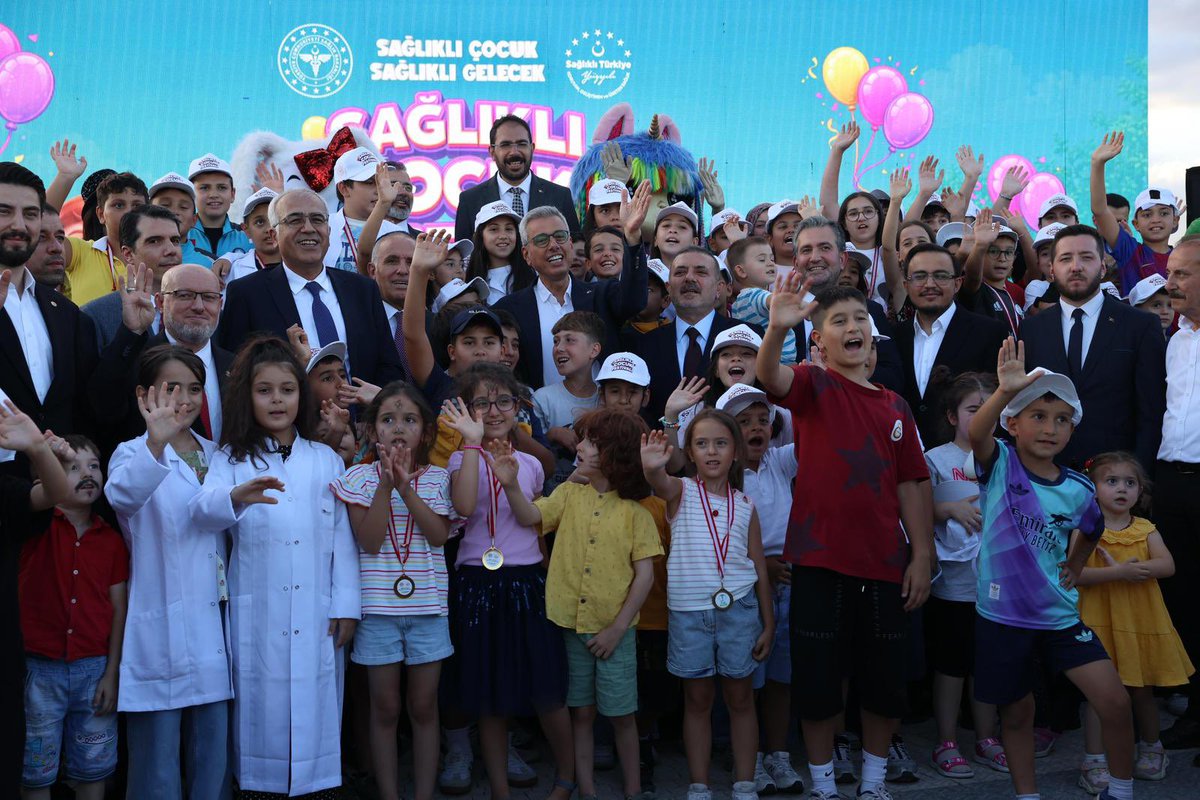 saglikbakanligi's tweet photo. "Çocuklarımız bizim geleceğimiz... Sağlık kültürünü daha bu yaşlarda benimserlerse, yarınlarımız çok daha sağlıklı bir topluma dönüşür."

Sağlık Bakanımız Prof. Dr. Kemal Memişoğlu, Sağlıklı Çocuk Festivali’ne katıldı.

📍Sincan | Ankara

#SağlıklıÇocukSağlıklıGelecek https://t.co/rzz9f55cCi