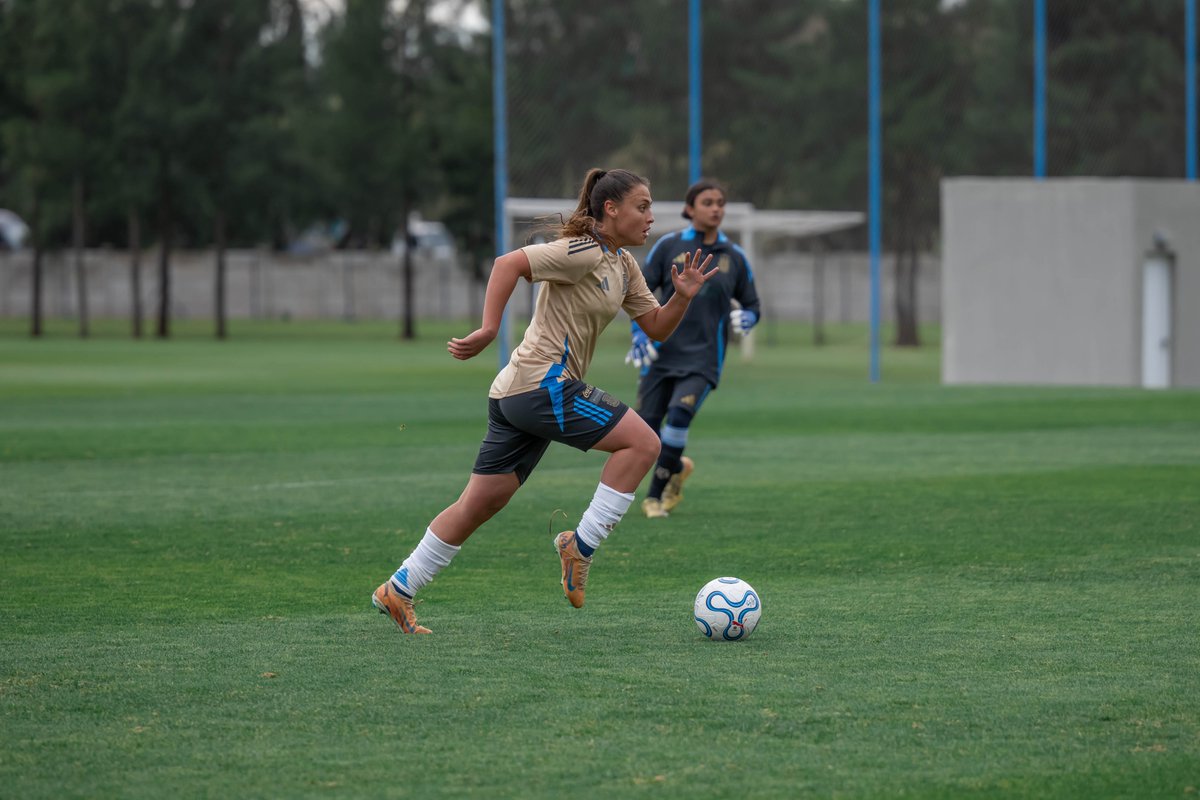 Argentina's tweet photo. #SelecciónFemenina En Ezeiza, la #Sub15 realizó un ensayo de fútbol 🆚 @CAHuracan ⚽️ 

📝 https://t.co/SR8NcHpZX4 https://t.co/o5nqkqGw6c