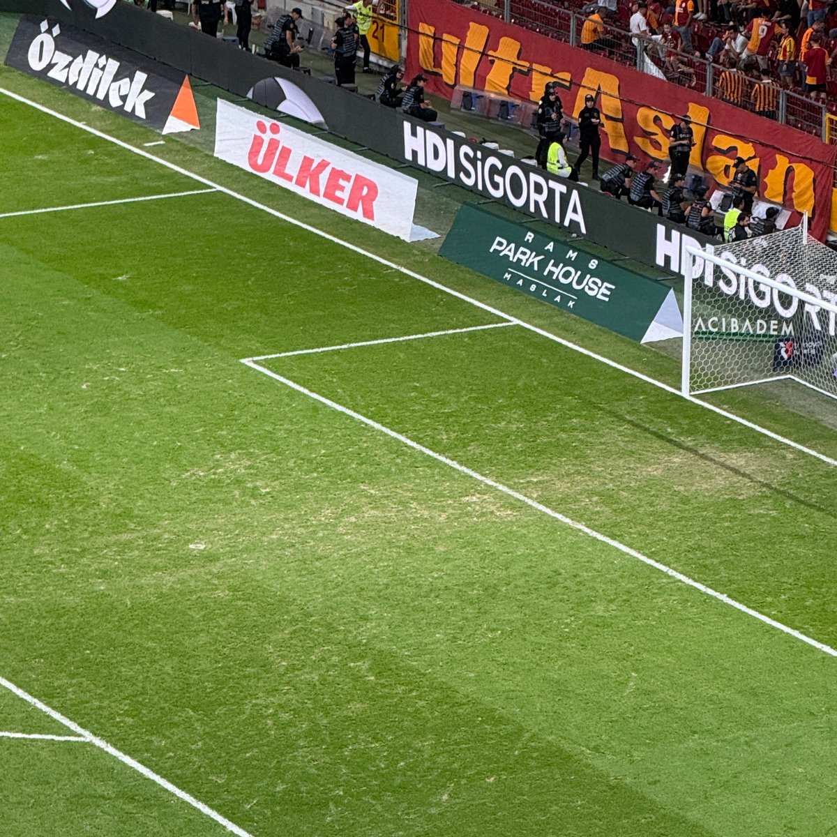 forzacimbom's tweet photo. — Galatasaray, milli takım arasında komple zemini kaldırıp yeni zemini mi oturtacak stadyumda?

Ali Naci Küçük: "Evet. 28 günde yetişeceğinin garantisini almış Galatasaray." https://t.co/1T7Elu0Ian