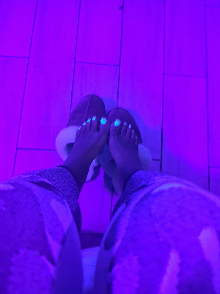 Seagirlww's tweet photo. Who wanna come suck them👀 #toes #paypig #nailpolish https://t.co/8Zuh1Zh73E