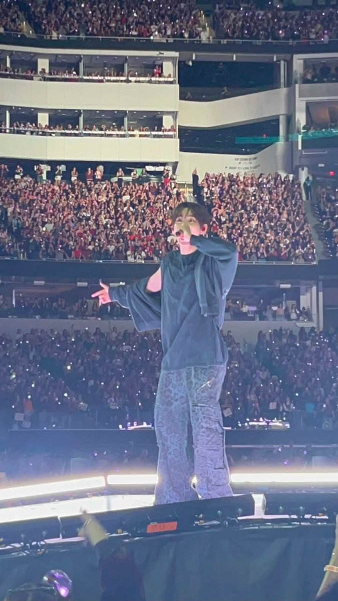 _SailorVera_'s tweet photo. In 2013 BTS debuted. 14 year old me fell in love and 26 year old me got to live the dream seeing them live. https://t.co/sl63ofrV0D