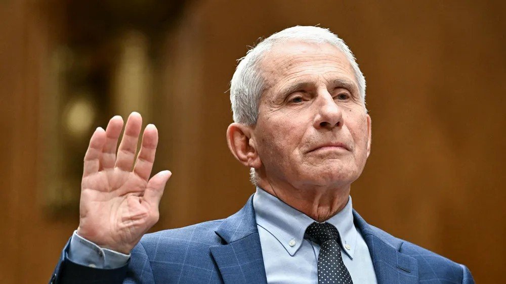 KPujdak's tweet photo. Fauci, COVID i moment, w którym „nauka” stała się narzędziem władzy

Najbardziej bulwersujące w ujawnianych obecnie materiałach dotyczących Anthony’ego Fauciego nie jest to, że podczas pandemii popełniano błędy. W sytuacji kryzysowej błędy są nieuniknione.

Problem zaczyna się wtedy, kiedy wiadomo było dużo więcej niż mówiono, ale prawda była politycznie niewygodna.

W zapiskach Fauciego z sierpnia 2022 roku pojawia się niezwykle ważny fragment. CDC rozważało publiczne stwierdzenie, że szczepienia nie zapobiegają skutecznie zakażeniom i transmisji SARS-CoV-2. Fauci uważał takie sformułowanie za zbyt kategoryczne.

Można byłoby uznać to za zwykły spór naukowy, gdyby nie dalsza część.

Z notatek wynika, że problemem było również to, że przyznanie, jak słaba stała się (a może była od początku?) ochrona przed infekcją i transmisją, mogłoby zaszkodzić kampanii promocyjnej kolejnego boostera i utrudnić Departamentowi Sprawiedliwości obronę obowiązków szczepień i "restrykcji kowidowych" przed sądami.
I tutaj kończy się nauka, a zaczyna polityka.
Bo jeżeli sposób przedstawiania danych zależy od tego, czy prawda nie zaszkodzi aktualnej polityce państwa, mamy dokładnie odwróconą kolejność.
To polityka ma się zmieniać pod wpływem danych. Nie dane i język nauki pod wpływem potrzeb polityki.
Jest to szczególnie poważne dlatego, że właśnie ochrona innych przed zakażeniem była jednym z najważniejszych argumentów za przymusem szczepień. Jeżeli ten efekt był minimalny i krótkotrwały, należało powiedzieć to społeczeństwu otwarcie: nawet jeżeli oznaczało to konieczność wycofania się z wcześniejszych decyzji.

Ale zapiski Fauciego pokazują jeszcze coś.

Jego gigantyczne ego.

To momentami wręcz groteskowa kronika własnej sławy: celebryci, politycy, dziennikarze, przyjęcia w rezydencjach miliarderów, nagrody, portrety, pochwały, piwo nazwane jego nazwiskiem, figurki z jego podobizną.

Fauci nie tylko został celebrytą pandemii. Wygląda na to, że znakomicie odnalazł się w tej roli.

Człowiek posiadający ogromną władzę zostaje przez media przedstawiony jako niemal osobowe ucieleśnienie „The Science”. Krytyka Fauciego i jego pomysłów zaczyna być traktowana jak krytyka nauki. Politycy potrzebują jego autorytetu, media potrzebują jego twarzy, a on sam coraz bardziej funkcjonuje jako nieomylny kapłan nowej religii.

Po pewnym czasie granica pomiędzy „reprezentuję naukę” i „to ja jestem nauką” staje się niebezpiecznie cienka.

I zanim zaczniemy śmiać się z Amerykanów, warto przypomnieć sobie polskich mini-Faucich.

Pandemia również w Polsce stworzyła całą klasę medialnych pseudoekspertów-celebrytów. Ludzi, którzy praktycznie nie schodzili z ekranów telewizorów, komentowali każdy wzrost liczby zakażeń, przewidywali kolejne katastrofy i z zadziwiającą łatwością wypowiadali się o zamykaniu szkół, restauracji, hoteli, siłowni, granic czy całych sektorów gospodarki.

Dla części z nich pandemia stała się okresem niewyobrażalnej medialnej kariery. 

Lekarz albo naukowiec, którego wcześniej znało niewielkie środowisko zawodowe (albo nikt nie znał, bo ten naukowiec siedział tylko w laboratorium w piwnicy i męczył myszki laboratoryjne) nagle codziennie występował w największych stacjach telewizyjnych i mówił całemu społeczeństwu, jak ma żyć. Dywagował o różnicach między szczepionkami, zalecał "wyszczepianie" wszystkiego, co się rusza, włącznie z dziećmi i kobietami w ciąży. 

I również tutaj pojawiła się ta sama niebezpieczna pokusa.  Gdyby nie wojna na Ukrainie, to ci patocelebryci dalej przestawialiby "omikrona" jako śmiertelne zagrożenie. I nikt nawet by się nie odważył odspawanie ich od mikrofonów.

Dzisiaj, kiedy kolejne dokumenty pokazują kulisy podejmowania decyzji w USA, warto wrócić do tamtych wystąpień i pytać również o odpowiedzialność "ekspertów".

Co naprawdę wtedy wiedzieli?

Jak pewne były ich prognozy?

Jak często się mylili? Prawie zawsze. Pytanie brzmi tylko: czy naprawdę się mylili, czy świadomie kłamali, jak Fauci. 

I ilu z tych, którzy z ekranów telewizorów z ogromną pewnością siebie tłumaczyli milionom ludzi konieczność kolejnych ograniczeń, później równie głośno powiedziało:

„Myliłem się”?

Bo największym problemem tamtego okresu nie była niewiedza.

Problemem była niewiarygodna pewność siebie ludzi dysponujących bardzo niepewnymi danymi.

Połączenie strachu, polityki, mediów i eksperckiej megalomanii okazało się wyjątkowo niebezpieczne.

Historia Fauciego jest tego znakomitym symbolem.

Napisałem na podstawie artykułu z niemieckiego miesięcznika @TichysEinblick 
(link w pierwszym komentarzu)