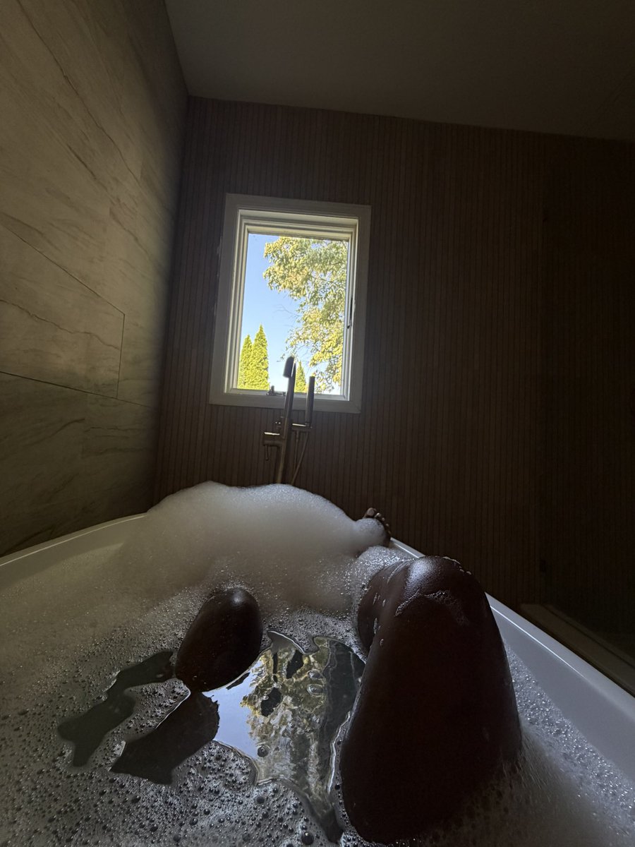 EasyT____'s tweet photo. @Foxxiana Love a good bath but it do be running up my water bill chile https://t.co/MglqlHiLyZ