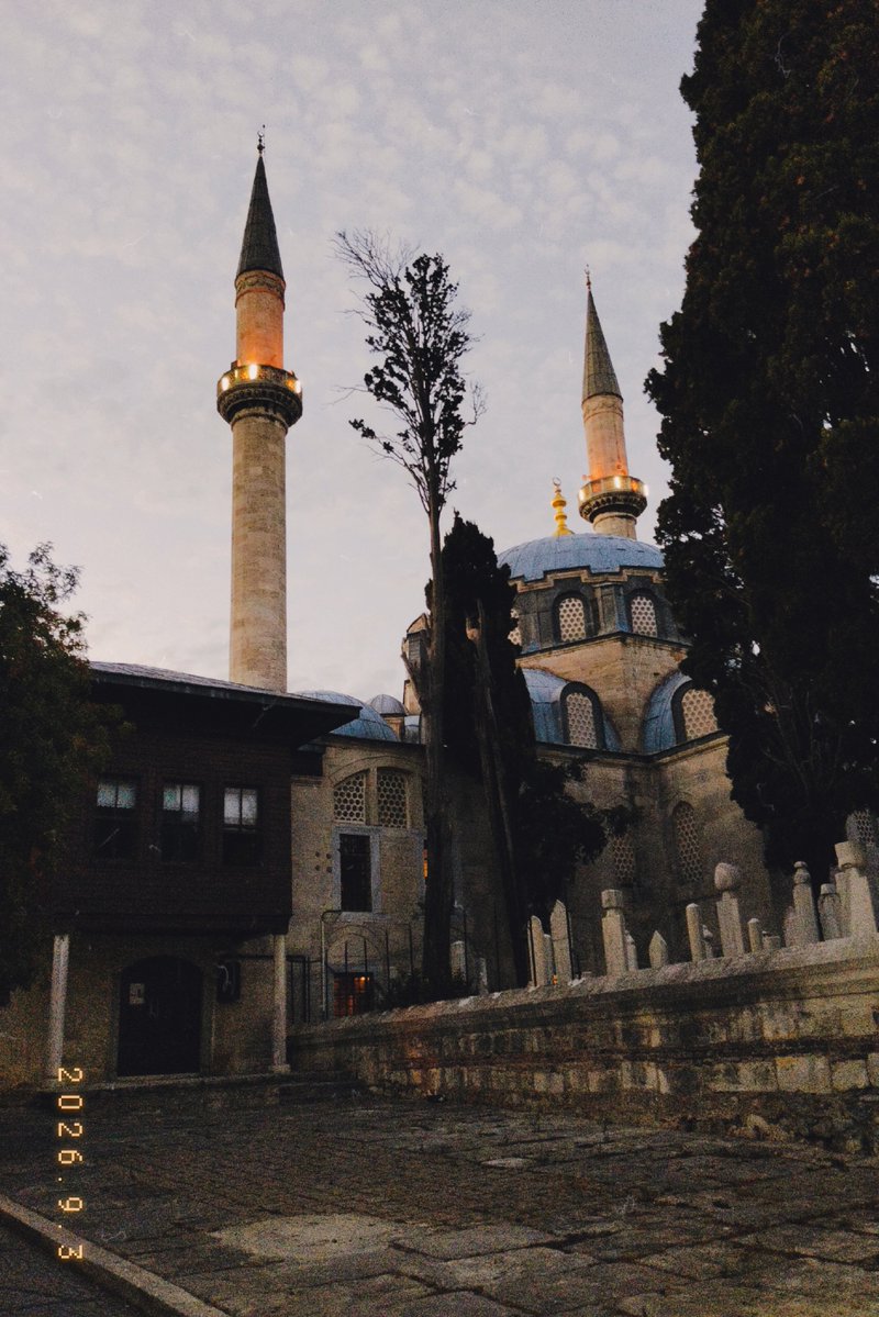 brkbbeyy's tweet photo. bir akşam namazı vakti Validei Atık Cami. https://t.co/3uSlw9OZuA