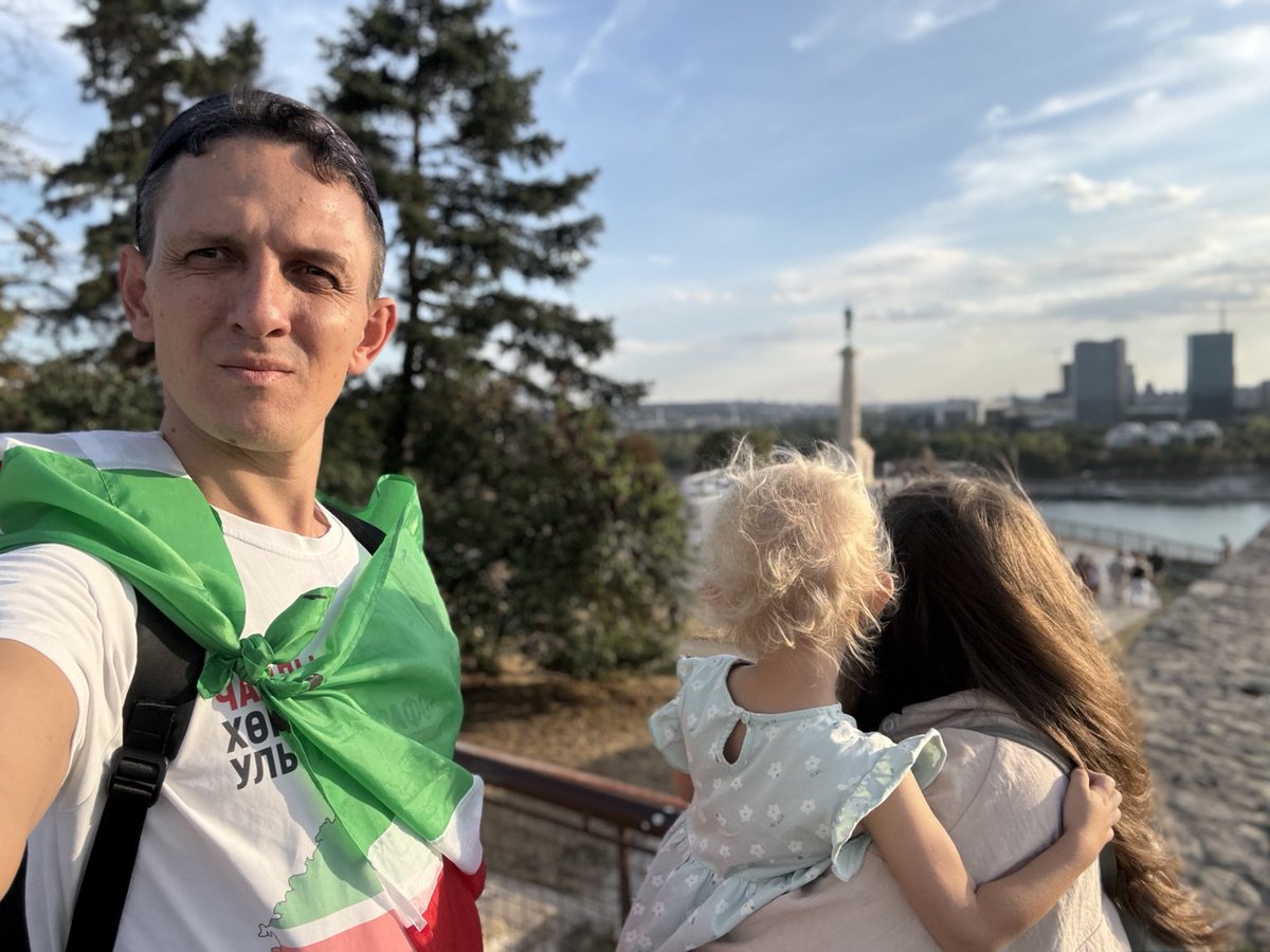 NailNabiulla's tweet photo. BELGRAD’A ULAŞTIK…

Selam dostlar!
Dün gece Sırbistan’ın başkenti Belgrad’a ulaştık. Önce Saraybosna, ardından uzun ve yorucu bir otobüs yolculuğu ve şimdi Belgrad…

Son günler bizim için hem bedenen hem ruhen çok ağır geçti. Birkaç gün içinde Türkiye’de kurduğumuz hayatımızdan kopup bavullarla yola çıktık. Evimiz, eşyalarımız, dostlarımız, çalışmalarımız, yıllardır verdiğimiz emek orada kaldı. Daha yaşadıklarımızın şokunu sindiremeden kızımız yolda hastalandı; ateşi yükseldi, kustu, geceleri uyuyamadı. Benim de sağlık durumum kötüleşti. Uykusuzluk, hastalık, yol yorgunluğu, belirsizlik ve aynı anda çözmemiz gereken onlarca mesele üst üste geldi.

Oturum iznimin iptal edilmesi, Türkiye’den aceleyle ayrılmak zorunda kalmamız, sınırda giriş yasağıyla karşılaşmamız ve ardından başlayan yolculuk… 

Dün gece Belgrad’a vardığımızda elimizde birkaç bavul, hasta bir çocuk ve kafamızda yüzlerce soru vardı. Dilini tam bilmediğimiz, çok az insan tanıdığımız, hiçbir düzenimizin bulunmadığı bir şehirdeyiz. Yarın gece nerede kalacağımızı, birkaç gün sonra hangi evde yaşayacağımızı, günlük ihtiyaçlarımızı nasıl karşılayacağımızı ve bu yolun bizi nereye götüreceğini bugün hâlâ bilmiyoruz.

Türkiye’den ayrılırken de söyledim: Ben Türkiye’den vazgeçmedim.  Vazgeçmeyeceğim!
Türkiye’ye döneceğim ve bunun için mücadele edeceğim.

Türkiye benim için yıllarca yaşadığım herhangi bir yerden çok daha fazlası oldu. Beş yılı aşkın süre boyunca orada Tatarlar, Tataristan, Türk dünyası ve milli davamız için çalıştık. Yüzlerce etkinlik düzenledik, Tatarları bir araya getirdik, dilimiz, tarihimiz ve kültürümüz için çalıştık, milli hafızamızı yaşatmaya uğraştık. 

Türk dünyası ve Tatarların milli hakları, özgürlüğü ve geleceği için örgütlü bir mücadele zemini oluşturmaya çalıştık. Türk dünyasının daha güçlü, daha özgür ve birbirine sahip çıkan bir dünya olması için emek verdik.

Ben vatan kaybetmenin ne demek olduğunu zaten biliyorum. Benim  Vatanım Tataristan. Orada doğdum, orada büyüdüm, milli mücadeleye orada başladım. Tataristan’dan ayrılmak zorunda kaldığım gün hayatımın en ağır kopuşlarından birini yaşadım. O acıyı yıllardır içimde taşıyorum.

Türkiye zamanl ikinci vatanım oldu. Ailemi orada kurdum. Kızım orada büyüdü. Tatar ve Türk dünyası için yürüttüğümüz çalışmaların merkezi orası oldu. Dostlarımız, mücadele arkadaşlarımız, projelerimiz, kütüphanemiz, yüzlerce etkinliğimiz ve yılların emeği orada kaldı.

Bir vatanı bir kez kaybettim. İkincisini kaybetmeyeceğim.

Türkiye’ye dönmek istememin anlamı da burada yatıyor. Oraya yalnızca kendi hayatımızı geri kurmak için dönmek istemiyorum. Tatarların milli hakları ve özgürlüğü için daha örgütlü mücadele etmek, Türk dünyası için çalışmak, milletimizin sesini büyütmek ve özgürlüğe ihtiyacı olan başka halklarla dayanışmak için dönmek istiyorum.

Benim mücadelem yıllardır aynı yerde duruyor: vatan, özgürlük, milli irade ve milletimizin kendi geleceğine sahip çıkma hakkı.

Belgrad şimdilik bu mücadelenin geçici durağıdır. Burada önce ailemizi toparlayacağız, kızımızın iyileşmesini bekleyeceğiz, başımızı sokabileceğimiz bir yer bulacağız. Ardından Türkiye’ye dönüş için hukuki, akademik ve çalışma yolları dahil önümüzde bulunan bütün imkanları zorlayacağız.

Başımız dik. İnancımız ayakta. Tatar bayrağımız yanımızda.

Bir gün Tatar bayrağını yeniden kendi vatanım Tataristan’da, Türkiye bayrağını ise yeniden Türkiye’de özgürce yükselteceğim.

Önümüzdeki günlerde oturum iznimin neden iptal edildiğini, sınırda neler yaşandığını ve geri dönüş için önümüzde hangi yolların bulunduğunu da tek tek anlatacağım.

Bugün Sırbistan’ın başkenti Belgrad’dayız. Hem bedenen hem ruhen çok yorgunuz. 

Biz biraz yaralı, biraz şaşkın, geleceğin ne getireceğini bilmeden yolumuza devam ediyoruz.Yarın nerede olacağımızı bilmiyoruz. 

Ama davamız belli, yönümüz belli: Tatarların hakları ve özgürlüğü, Türk dünyasının geleceği ve Türkiye’ye dönüş mücadelesi.

Buraya Türkiye’ye dönüş yolunu bulmak ve bunun için mücadele etmek üzere geldik
