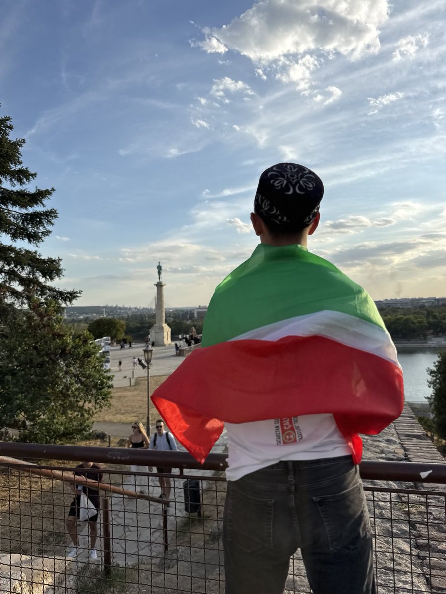 NailNabiulla's tweet photo. BELGRAD’A ULAŞTIK…

Selam dostlar!
Dün gece Sırbistan’ın başkenti Belgrad’a ulaştık. Önce Saraybosna, ardından uzun ve yorucu bir otobüs yolculuğu ve şimdi Belgrad…

Son günler bizim için hem bedenen hem ruhen çok ağır geçti. Birkaç gün içinde Türkiye’de kurduğumuz hayatımızdan kopup bavullarla yola çıktık. Evimiz, eşyalarımız, dostlarımız, çalışmalarımız, yıllardır verdiğimiz emek orada kaldı. Daha yaşadıklarımızın şokunu sindiremeden kızımız yolda hastalandı; ateşi yükseldi, kustu, geceleri uyuyamadı. Benim de sağlık durumum kötüleşti. Uykusuzluk, hastalık, yol yorgunluğu, belirsizlik ve aynı anda çözmemiz gereken onlarca mesele üst üste geldi.

Oturum iznimin iptal edilmesi, Türkiye’den aceleyle ayrılmak zorunda kalmamız, sınırda giriş yasağıyla karşılaşmamız ve ardından başlayan yolculuk… 

Dün gece Belgrad’a vardığımızda elimizde birkaç bavul, hasta bir çocuk ve kafamızda yüzlerce soru vardı. Dilini tam bilmediğimiz, çok az insan tanıdığımız, hiçbir düzenimizin bulunmadığı bir şehirdeyiz. Yarın gece nerede kalacağımızı, birkaç gün sonra hangi evde yaşayacağımızı, günlük ihtiyaçlarımızı nasıl karşılayacağımızı ve bu yolun bizi nereye götüreceğini bugün hâlâ bilmiyoruz.

Türkiye’den ayrılırken de söyledim: Ben Türkiye’den vazgeçmedim.  Vazgeçmeyeceğim!
Türkiye’ye döneceğim ve bunun için mücadele edeceğim.

Türkiye benim için yıllarca yaşadığım herhangi bir yerden çok daha fazlası oldu. Beş yılı aşkın süre boyunca orada Tatarlar, Tataristan, Türk dünyası ve milli davamız için çalıştık. Yüzlerce etkinlik düzenledik, Tatarları bir araya getirdik, dilimiz, tarihimiz ve kültürümüz için çalıştık, milli hafızamızı yaşatmaya uğraştık. 

Türk dünyası ve Tatarların milli hakları, özgürlüğü ve geleceği için örgütlü bir mücadele zemini oluşturmaya çalıştık. Türk dünyasının daha güçlü, daha özgür ve birbirine sahip çıkan bir dünya olması için emek verdik.

Ben vatan kaybetmenin ne demek olduğunu zaten biliyorum. Benim  Vatanım Tataristan. Orada doğdum, orada büyüdüm, milli mücadeleye orada başladım. Tataristan’dan ayrılmak zorunda kaldığım gün hayatımın en ağır kopuşlarından birini yaşadım. O acıyı yıllardır içimde taşıyorum.

Türkiye zamanl ikinci vatanım oldu. Ailemi orada kurdum. Kızım orada büyüdü. Tatar ve Türk dünyası için yürüttüğümüz çalışmaların merkezi orası oldu. Dostlarımız, mücadele arkadaşlarımız, projelerimiz, kütüphanemiz, yüzlerce etkinliğimiz ve yılların emeği orada kaldı.

Bir vatanı bir kez kaybettim. İkincisini kaybetmeyeceğim.

Türkiye’ye dönmek istememin anlamı da burada yatıyor. Oraya yalnızca kendi hayatımızı geri kurmak için dönmek istemiyorum. Tatarların milli hakları ve özgürlüğü için daha örgütlü mücadele etmek, Türk dünyası için çalışmak, milletimizin sesini büyütmek ve özgürlüğe ihtiyacı olan başka halklarla dayanışmak için dönmek istiyorum.

Benim mücadelem yıllardır aynı yerde duruyor: vatan, özgürlük, milli irade ve milletimizin kendi geleceğine sahip çıkma hakkı.

Belgrad şimdilik bu mücadelenin geçici durağıdır. Burada önce ailemizi toparlayacağız, kızımızın iyileşmesini bekleyeceğiz, başımızı sokabileceğimiz bir yer bulacağız. Ardından Türkiye’ye dönüş için hukuki, akademik ve çalışma yolları dahil önümüzde bulunan bütün imkanları zorlayacağız.

Başımız dik. İnancımız ayakta. Tatar bayrağımız yanımızda.

Bir gün Tatar bayrağını yeniden kendi vatanım Tataristan’da, Türkiye bayrağını ise yeniden Türkiye’de özgürce yükselteceğim.

Önümüzdeki günlerde oturum iznimin neden iptal edildiğini, sınırda neler yaşandığını ve geri dönüş için önümüzde hangi yolların bulunduğunu da tek tek anlatacağım.

Bugün Sırbistan’ın başkenti Belgrad’dayız. Hem bedenen hem ruhen çok yorgunuz. 

Biz biraz yaralı, biraz şaşkın, geleceğin ne getireceğini bilmeden yolumuza devam ediyoruz.Yarın nerede olacağımızı bilmiyoruz. 

Ama davamız belli, yönümüz belli: Tatarların hakları ve özgürlüğü, Türk dünyasının geleceği ve Türkiye’ye dönüş mücadelesi.

Buraya Türkiye’ye dönüş yolunu bulmak ve bunun için mücadele etmek üzere geldik