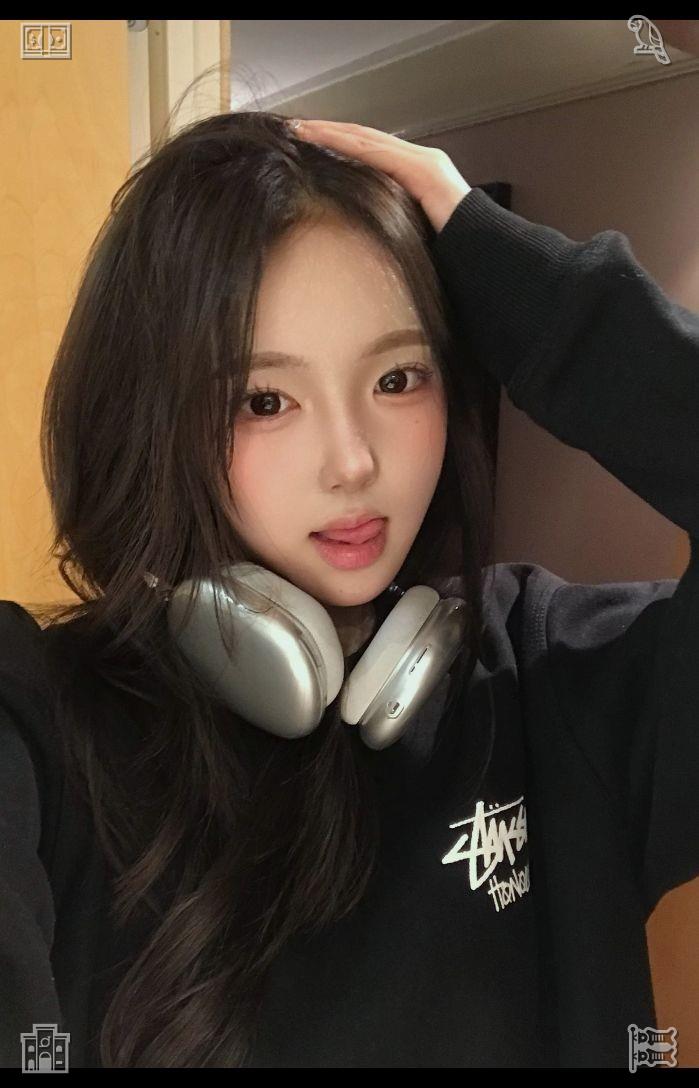 GudelSn's tweet photo. I devote a bit of time to stretching, paying special attention to my legs and hips, prepping for the trek. Hiking can put a lot of strain on the lower body, so I aim to keep my muscles relaxed and flexible. Listening to contemporary folk tunes through my earphones. https://t.co/XzjD5amIfL