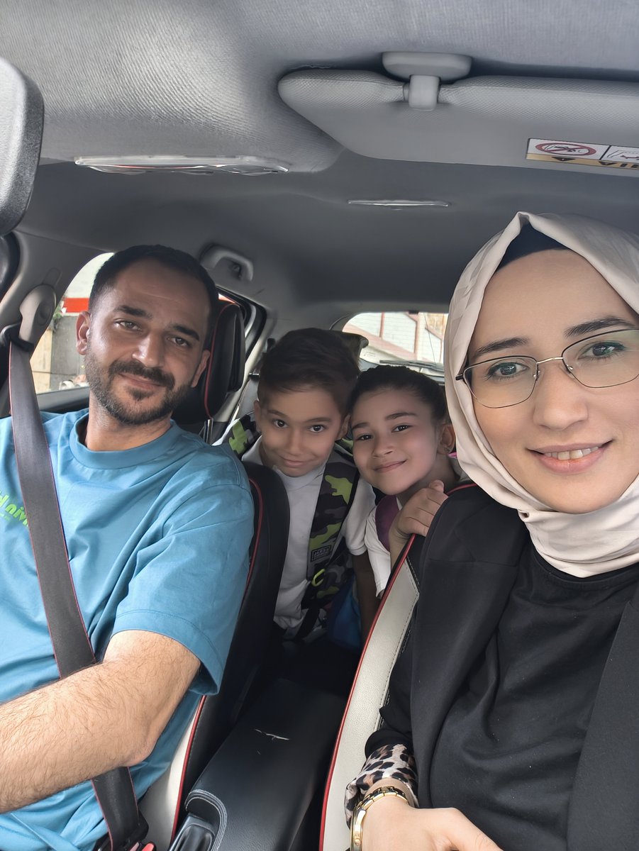 kadriyepdrci's tweet photo. Bugün binlerce öğretmen arkadaşımızın mazeretine ortak bir ses olduk; şimdi ben de kendi hikâyemi anlatıyorum.

16 yıllık öğretmen, iki çocuk annesi ve bir eşim. Eşimin özel sektördeki iş yeri değişikliği nedeniyle ailemizi bir arada tutmak mümkün olmadı. Kızım ortaokula başlayacak; onun bu önemli yıllarında düzeni bozulmasın  bir kaç ay için diye düşünüyoruz ama nasıl yapacağız bilmiyoruz. Ben kızım olmadan hiç uyumadım, çocuklarım da birbirinden ayrı kalmadı. Oğlum “Ben babamla kalmalıyım, onu çok özlüyorum” diyor. 🥺 Kızım "anne sensiz ne yaparım ben" diyor. Şu durumda inanılmaz bir çıkmazdayız. Her paylaşımda her gönderide heyecanlanıyoruz ailecek. Sonra umutsuzluk. Biz yetişkinler değilde en çok  sürecin farkında olan çocukların Devlet Büyüklerine güveni sarsıldı. Evimizde sürekli bir gerginlik ve telaş hali. Valizleri hazır çocuklar.

 Kızım uyum eğitimine benimle gideceğine inanıyor, siz öyle söylediniz Sayın Bakanım @Yusuf__Tekin Tüm çocuklar için uyum eğitiminde anne/ babalara izin verilip mutlu edilirken bizimkiler de düşünüldü mü? 

Aile Yılı’nda ailemizin parçalanmasına izin vermeyin. İl emri, bizim için sadece bir atama değil; ailemizin yeniden bir araya gelme umududur. 🙏

Biz yine sabahları okullarımıza fotodaki gibi mutlu gitmek istiyoruz🌸 

@Yusuf__Tekin @MahinurOzdemir @RTErdogan
 #İlEmriHikayem