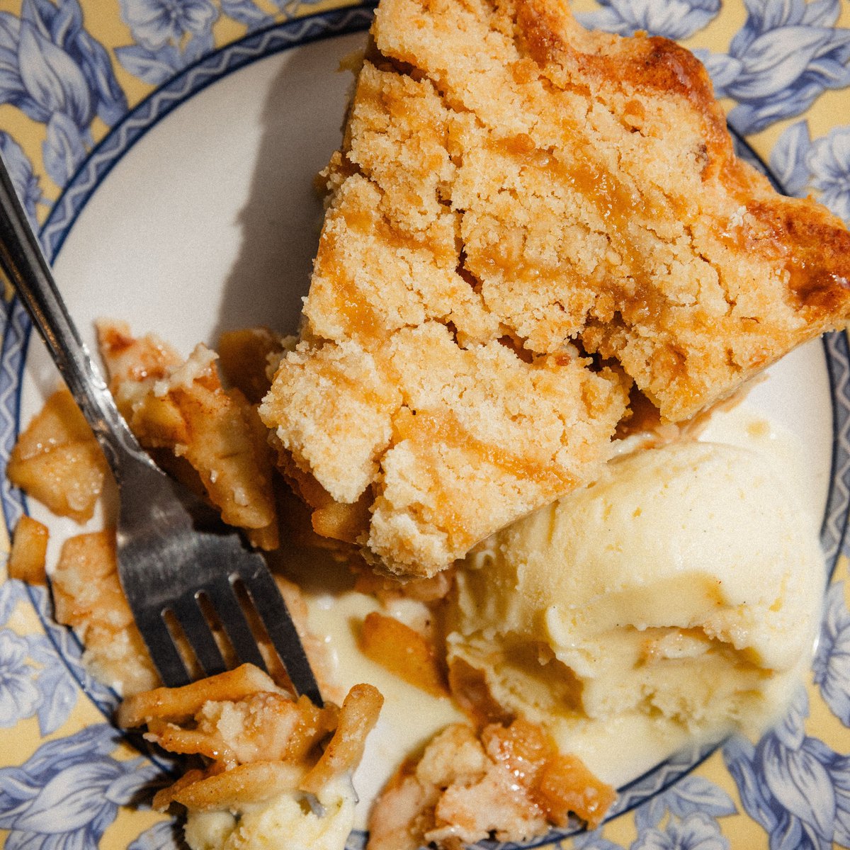 SimplyBuckhead's tweet photo. Pie Bar is officially open inside Westside Market! 🥧✨

Whether you are craving something sweet or savory, they have you covered with incredible options like chocolate chip cookie dough, apple streusel, rosemary chicken pot pie, and more—available by the slice or whole.

Pop by to grab a slice of your favorite comfort food today, or order ahead online!

https://t.co/kuZFmPPk4O

#PieBar #WestsideMarket #AtlantaEats #AtlantaDesserts #SimplyBuckhead