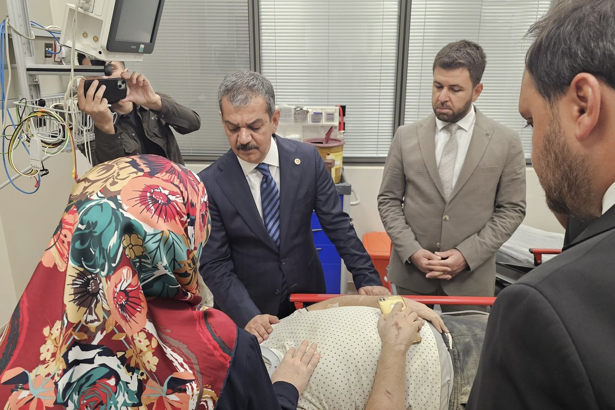 erolkeles23's tweet photo. Keban ilçemizde meydana gelen trafik kazasında yaralanan hemşehrilerimizi İl Başkanımız Sayın Sencer Selmanoğlu ile birlikte; tedavi gördükleri Fethi Sekin Şehir Hastanesi ve Fırat Üniversitesi Hastanesi’nde ziyaret ederek geçmiş olsun dileklerimizi ilettik.

Tedavileri devam eden vatandaşlarımızın sağlık durumları hakkında bilgi aldık.

Yaralı hemşehrilerimize Allah’tan acil şifalar diliyor, en kısa sürede sağlıklarına kavuşmalarını temenni ediyorum.
