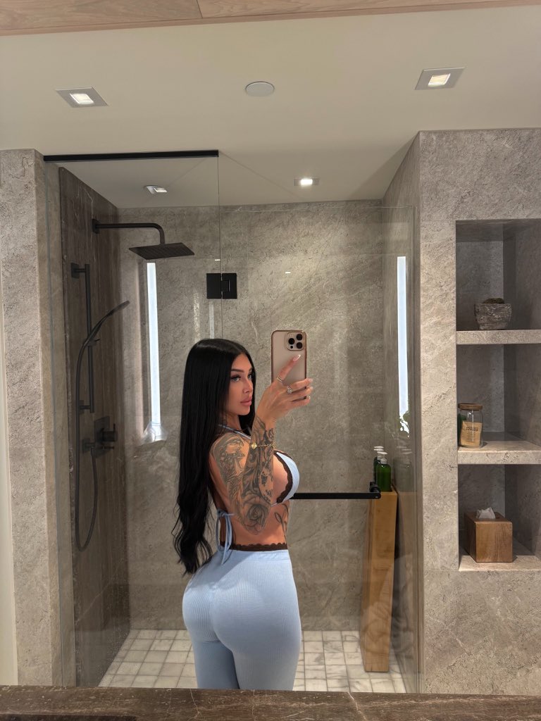 Val_Cossette's tweet photo. Mirror made me do it https://t.co/4BZjshc16u