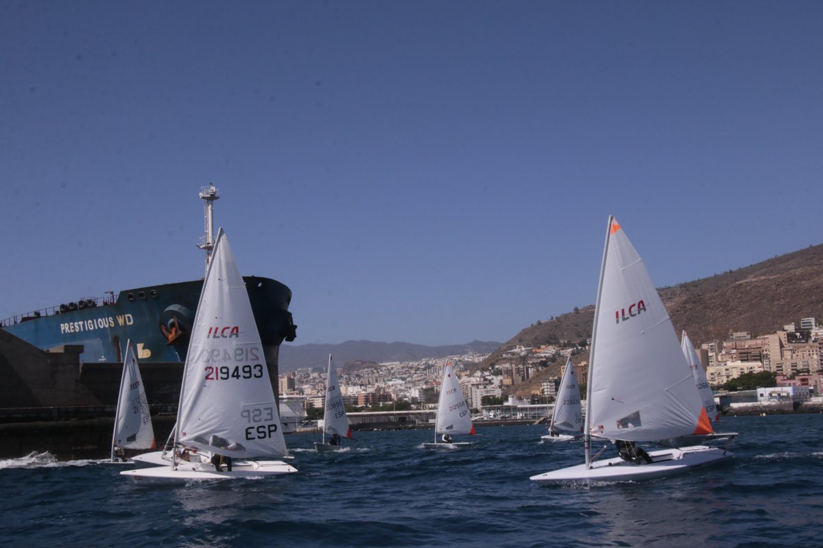FIVTenerife's tweet photo. ⛵La Federación, dentro de su programa de tecnificación para regatistas de la clase ILCA, viene desarrollando desde este miércoles, y hasta el fin de semana, un clinic en Santa Cruz, actividad que está financiada por @DXTenerife 

@CabildoTenerife @Deportecanario @oficial_rfev https://t.co/aUVbLjuxjs