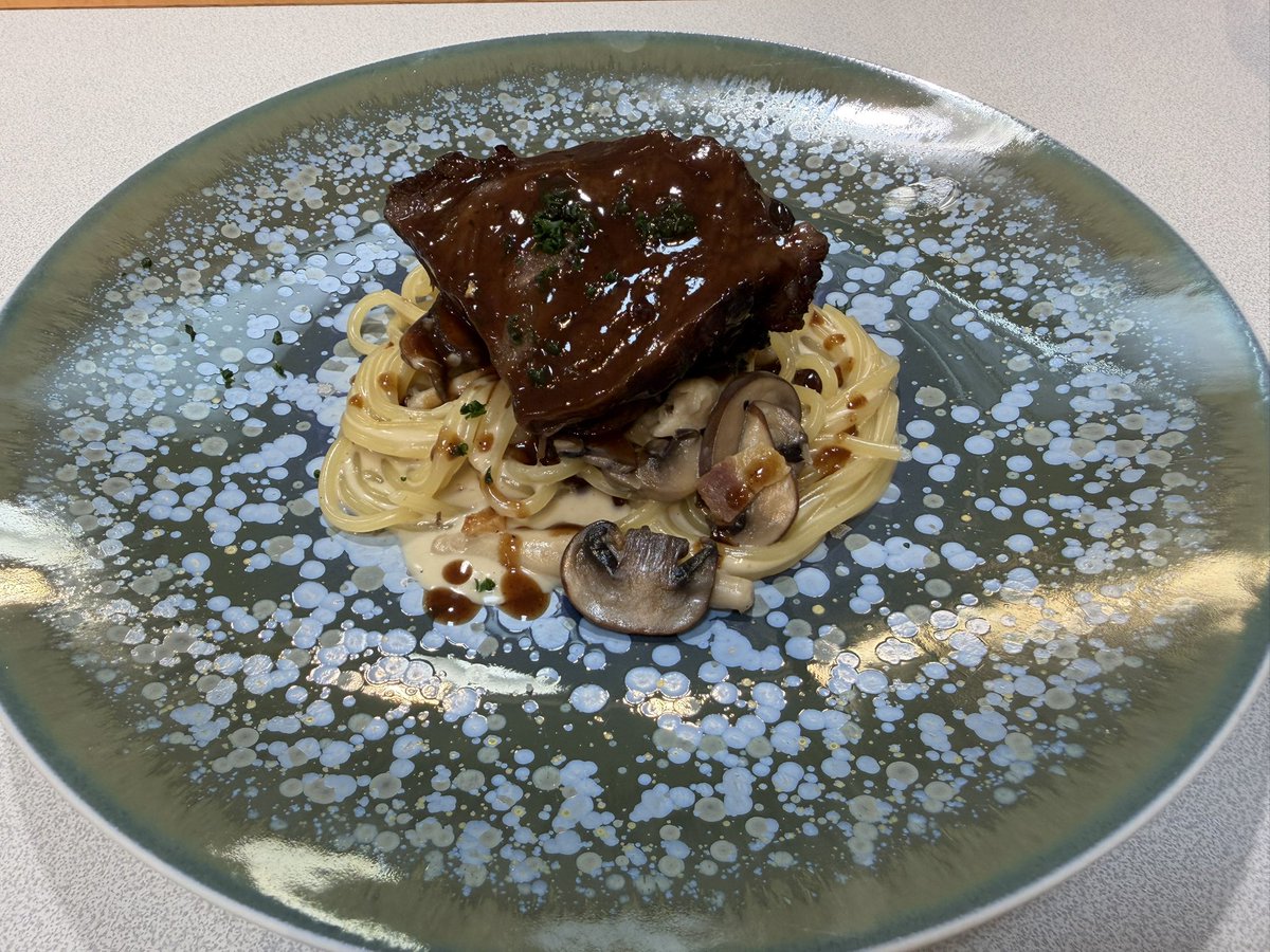 nako_moca's tweet photo. ラルケストコース 2026.8.7

〇熊本赤茄子の冷たいスープ
〇サスエの魚のベニエ
〇和牛頬肉赤ワイン煮

大本命の赤ワイン煮😍
お肉ホロホロできのこのうま味が詰まってるこんなパスタ食べたことない😳❕

✍️モッチリーニ https://t.co/lxmV99yshh