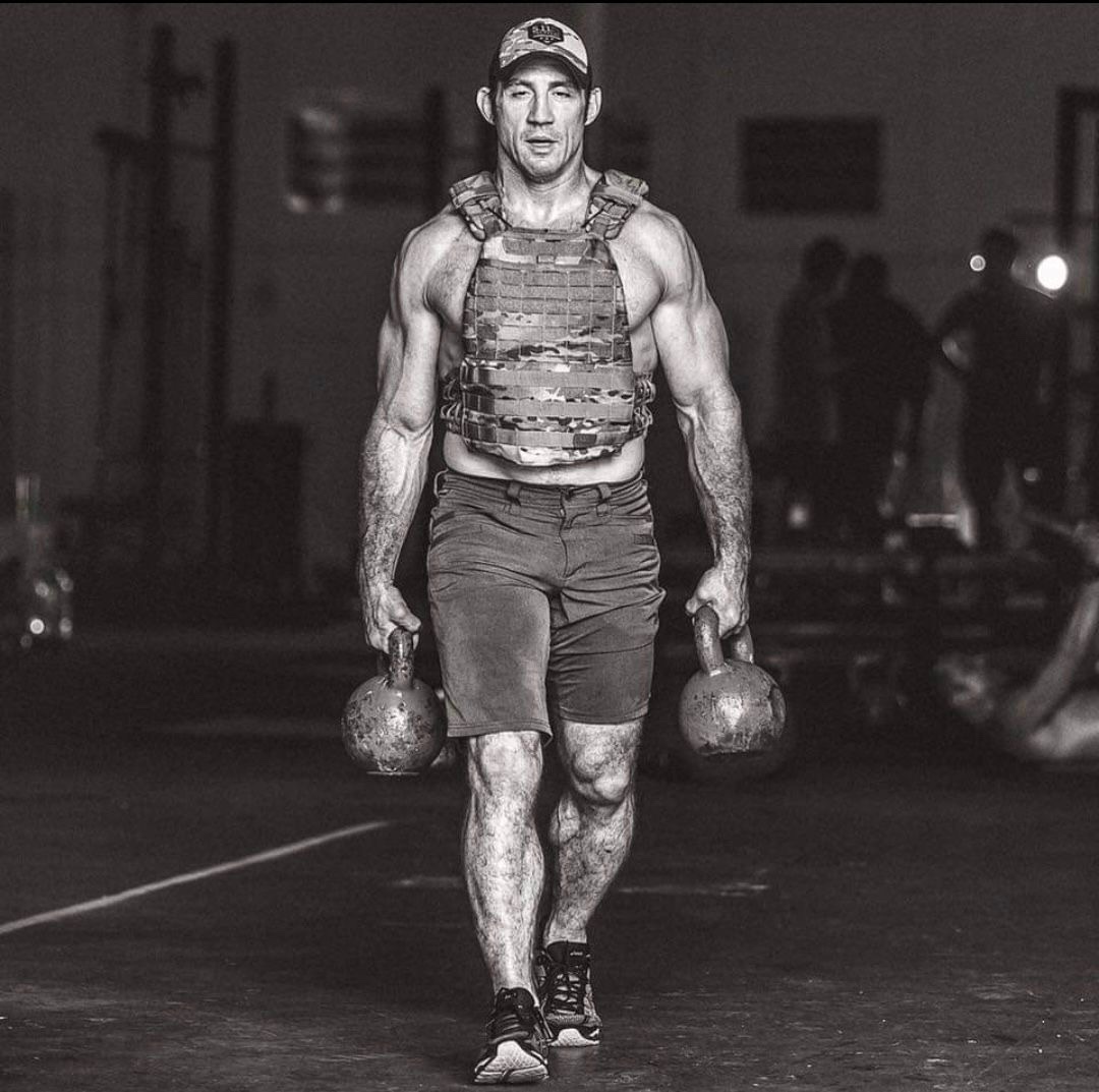 RafaAlphaX's tweet photo. Hay un ejercicio que parece demasiado simple para servir de mucho: agarrar dos pesos pesados y caminar.

Cuanto más lo hago, más me gusta.

El Farmer’s Walk trabaja bastante más que el agarre y, además, es difícil complicarlo innecesariamente. 🧵👇 https://t.co/us5RB5nLqI