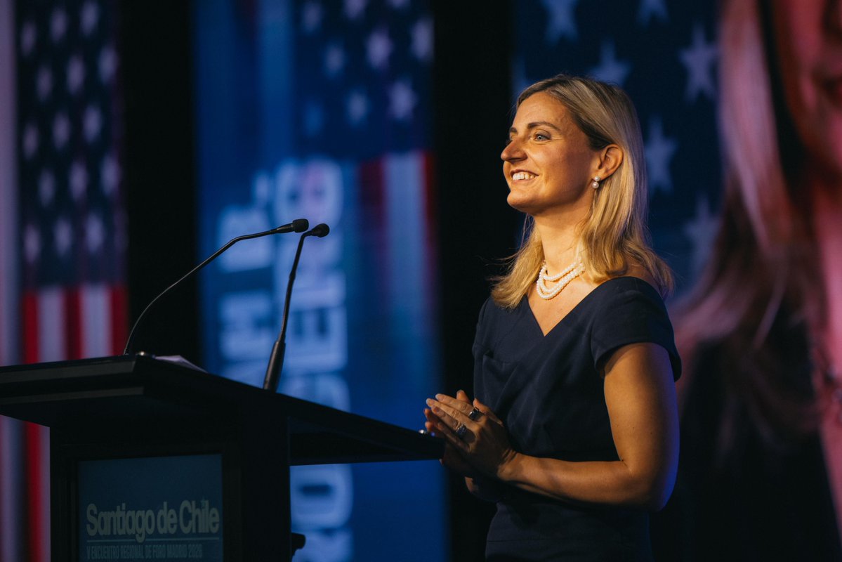 Foro_MAD's tweet photo. 🔵🇺🇸 Sarah B. Rogers, subsecretaria de Estado para Diplomacia Pública de los Estados Unidos de América (@UnderSecPD), destaca los avances en Venezuela y llama a seguir trabajando juntos.

“Hemos librado a Venezuela del autoritarismo y quitado el poder a Maduro... Este encuentro demuestra que tenemos que seguir haciendo cosas juntos”.