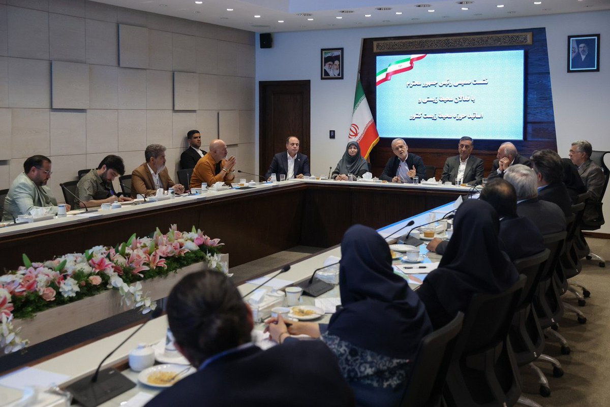 PadDolat's tweet photo. رئیس جمهور #پزشکیان درنشست باجمعی از فعالان محیط زیست:

-آموزش نسل آینده، مهمترین مسیر برای حفاظت ازمحیط‌زیست و منابع طبیعی کشوراست.
-پایش هوشمند منابع طبیعی و محیط زیست باید با فناوری‌های نوین تقویت شود.
-با فعالیت‌های شفاف محیط زیستی، رویکردهای امنیتی دراین حوزه زدوده خواهدشد. https://t.co/mJjEfMAlu2