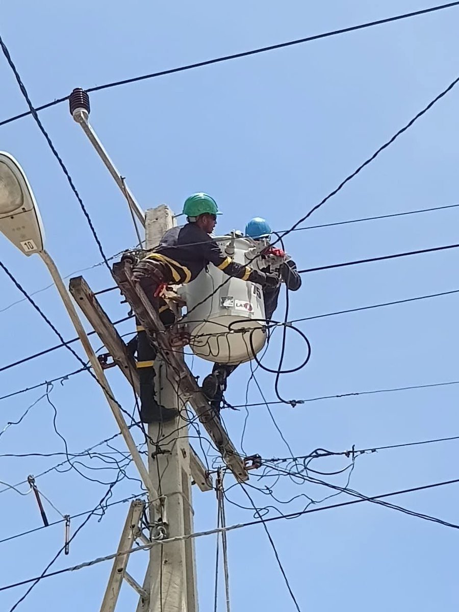 AnabelRamrezLp2's tweet photo. Los integrantes del contingente #LatirAvileño trabajan sin descanso en el mantenimiento y reparación de las líneas eléctricas habaneras confirmando su condición de #EléctricosPorCuba. #PorCiroRedondoTodo https://t.co/Hwwy6GTwqN