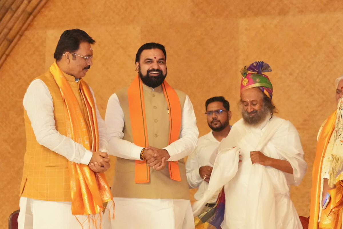 sanjay_saraogi's tweet photo. बेंगलुरु स्थित आर्ट ऑफ लिविंग के पावन प्रांगण में पूज्य गुरुदेव श्री श्री रविशंकर जी एवं माननीय मुख्यमंत्री श्री सम्राट चौधरी जी की गरिमामयी उपस्थिति में आयोजित ‘बिहार महोत्सव-2026’ के शुभारंभ समारोह में सम्मिलित होकर उपस्थित जनसमूह को संबोधित किया।

बिहार की समृद्ध सांस्कृतिक विरासत, गौरवशाली इतिहास और विविध लोक परंपराओं को कर्नाटक की धरती पर प्रदर्शित करता यह महोत्सव हमारी सांस्कृतिक पहचान और बिहार की अनुपम विरासत को देशभर में और अधिक व्यापकता प्रदान करने का महत्वपूर्ण माध्यम है।

इस भव्य आयोजन के लिए पूज्य गुरुदेव श्री श्री रविशंकर जी के प्रति हृदय से आभार एवं अभिनंदन।

@Gurudev 
@samrat4bjp  
@ArtofLiving