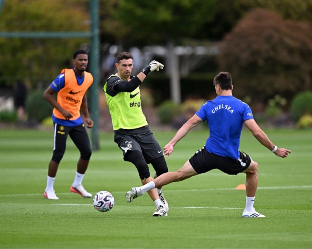 Oyinlola_cfc's tweet photo. Xabi Alonso isn’t here to play… he’s already turned Martinez into an outfield player. 😭💙🔥 https://t.co/NWVv1vlfpc