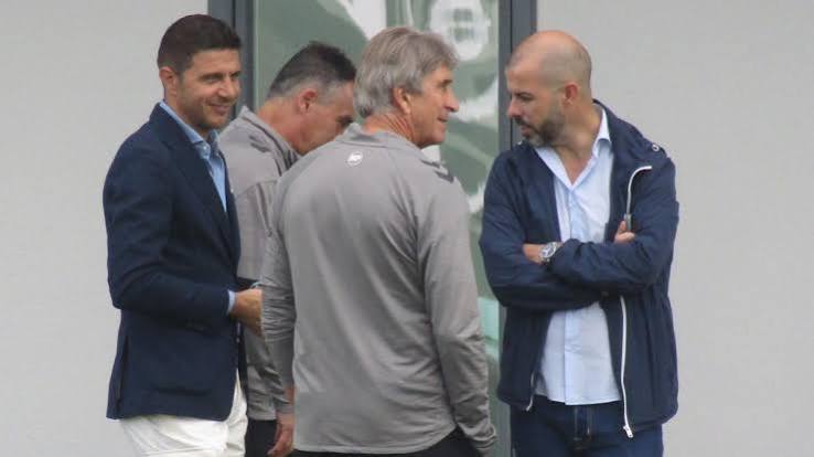 novoinvicto11's tweet photo. Para todo aquel que se pregunta qué esta pasando en el Betis, os doy mi opinión:
1. El Betis tenía una hoja de ruta en la cual iba a haber ventas importantes para dar entrada a mas futbolistas.
2. El Betis lleva desde Mayo en negociaciones con Ceballos, en la hoja de ruta Dani tenia que devincularse y bajarse el sueldo para tener cabida en el Betis. Eso sí, vendría después de la incorporacion de un LI,un Pivote y un delantero que eran posiciones claves. Mientras se esperaía por las ofertas que se creia que iban a llegar: Deossa,Lo Celso,Abde, Natan...
3.Las salidas no se producen y el Betis incorpora las tres posiciones clave, quedandole sólo una ficha y a la espera de las salidas.
4.Ceballos, ya desvinculado espera impaciente porque había un acuerdo y esta viendo que no hay salidas.
5.A Pellegrini le preguntan en rueda de prensa y dice que necesita un PIVOTE si o si, que juega con dos y Bouaré en una mala gestión del Club sale en lugar de renovar.
https://t.co/3V5oJQJchZ Directiva está entre la espada y la pared e intenta hacer un hueco al pivote dando salida a Losada, Deossa o Fidalgo desesperadamente.
7.Ultimo día de Mercado, la presión es tal con la vuelta de Ceballos que el club con solo una ficha tiene que decidirse entre el Pivote y Ceballos, elige a Ceballos pese al entrenador. Y se agrava más el asunto cuando se produce una salida que afecta a la Directiva y a Fajardo directamente, las redes se vuelven contra ellos por no traer el pivote, no dar salida a algun futbolista dle primer plantel y por acordar bajo petición de Pablo, que salga al Racing.
8.Rueda de prensa presentación de Ceballos y Parrott, el CLub se defiende de todo dejando clara la situación, que el Pivote es Ceballos porque así lo han decidido ellos como gestores.
9.Rueda de prensa de Pellegrini, que no puede desdecirse(porque es un tio de palabra) y no miente diciendo que Él quería el pivote.
https://t.co/kK18xSU3zr Directiva saca sus medios a fines hoy para atizar al entrenador en un caso ya que hemos visto con anterioridad hace varios años.

A todo esto, la Biriprensa, cual ave de carroña ven sangre y atizan en la rueda de prensa y a través de sus periodistas dirigidos por los dueños sevillistas de dichos medios, la radio y algun postcast que otro. Incluso utilizando titulares sin sentido.

Un año en el que tenemos la mejor plantilla quizas de la Historia del Club y por una mala gestión de las salidas el mercado se ha visto truncado y no reluce como deberia, surgen las rencillas dentro del Club y se mueve un avispero dirigido desde los medios por titiriteros del otro club de la ciudad para que sea mayor el daño.
Todo esto se frena con unión, con la afición junta y el Betis ganando, pero hasta que llegue vamos a seguir viendo a pseudoperiodistas creando discordia, por que les interesa.