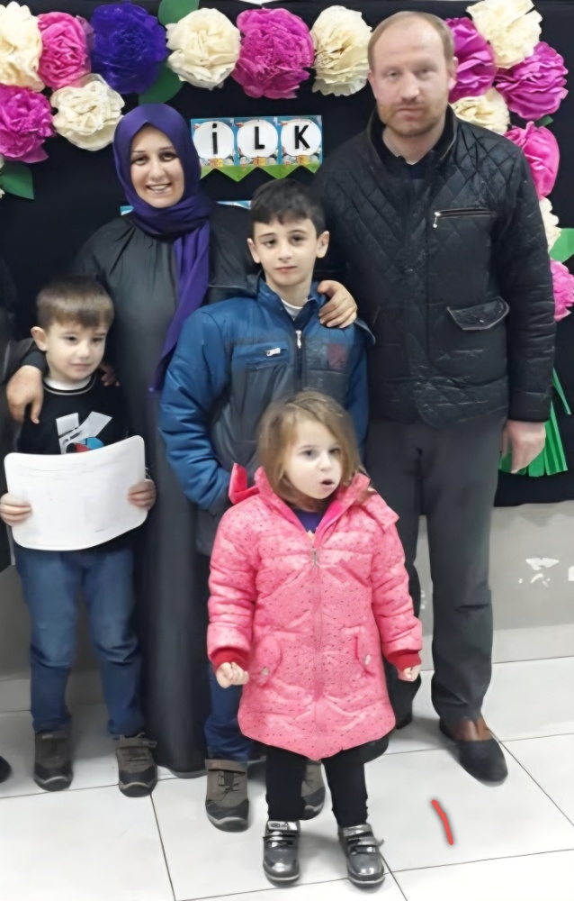 nefisesekban's tweet photo. Bugün binlerce öğretmen arkadaşımızın mazeretine ortak bir ses olduk; şimdi ben de kendi hikâyemi anlatıyorum: Benim mazeretim ...

Bir insanın başına gelebilecek en kötü şeylerden biri de ailesinin dağılması. Ve bu gün bunu yaşamak zorunda kalıyoruz. Hangi çocuk kimde kalacak onu konuşuyoruz. 3 evladım var . Demiyecek mı anne sen niye beni almadın yada baba sen niye onu aldın. Bizler insanız, küçük yaşamlarımızda doğru düzgün yaşamaya çalışıyoruz, bizi birer sayı olarak görmeyin nolur. Okullar açılacak. Okulun ilk günü her zaman bir bayramın ilk heyecanını yaşadığımız gündür. Bir bayrama hazırlanır gibi hazırlanırız okulun ilk gününe. Kapıdan girdiğimiz anda tüm sıkıntılar başka bir boyutta kalır ve biz öğretmenler gülen gözlerin meraklı bakışların dünyasına karışırız. Bizleri kalbimiz bu kadar kırık ,böylesine yarım kalmış olarak okula başlatmayın. Ailemizle olabilmemize izin verin. İl emri müjdesiyle bu kahreden bekleyiş bitsin sayın Bakanım. Lütfen ailelerimizle evlatlarımızla olabileceğimizin müjdesini verin bizlere. @RTErdogan @Yusuf__Tekin @MahinurOzdemir #ilEmriHikayem
