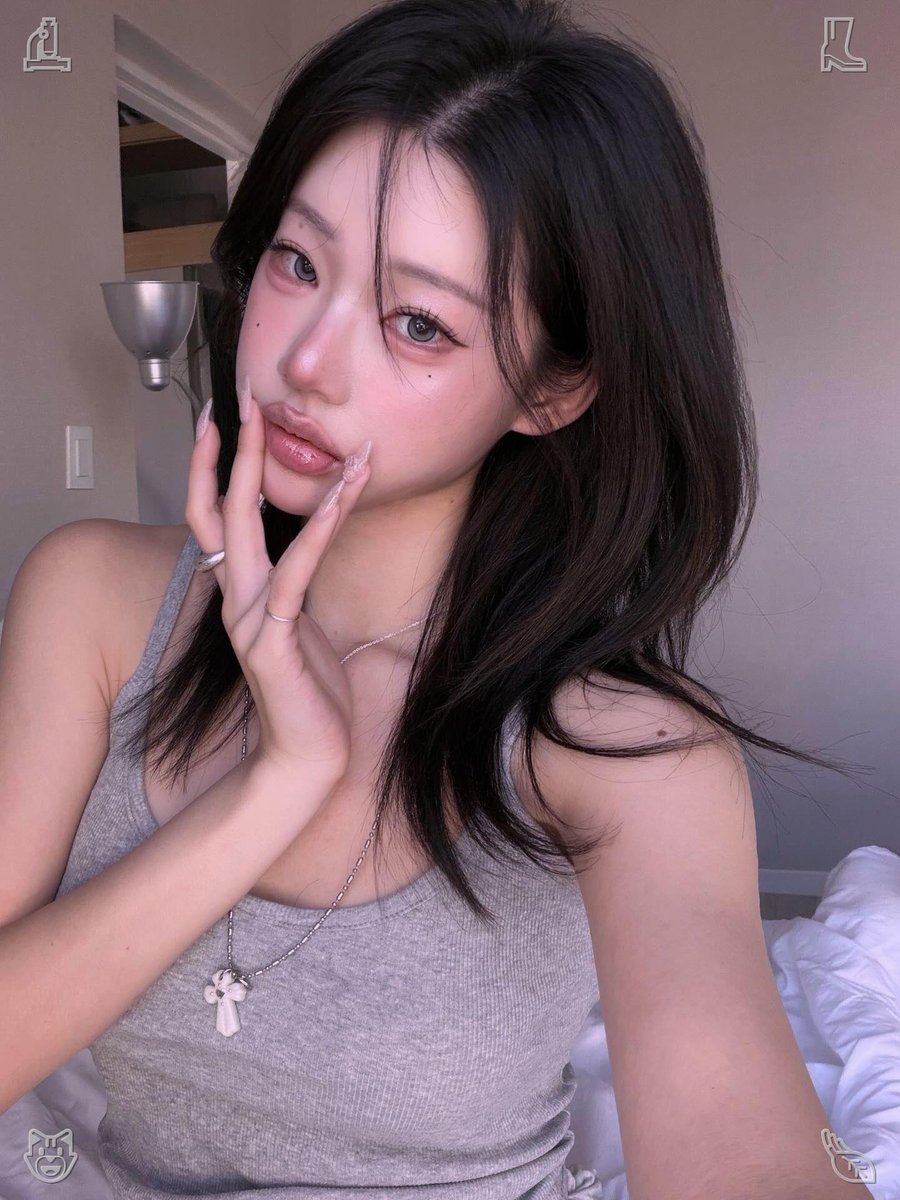 otas2shimi's tweet photo. "Good afternoon, Mrs. Henderson! Yes, I did," Clara replies with a grin. "This love story and a few magazines." Mrs. Henderson scans the purchases, announces the price, and Clara hands over the payment with a quick thank-you. ⚡Mushroom pizza Uncooked, delicious https://t.co/3jPmYwpySi
