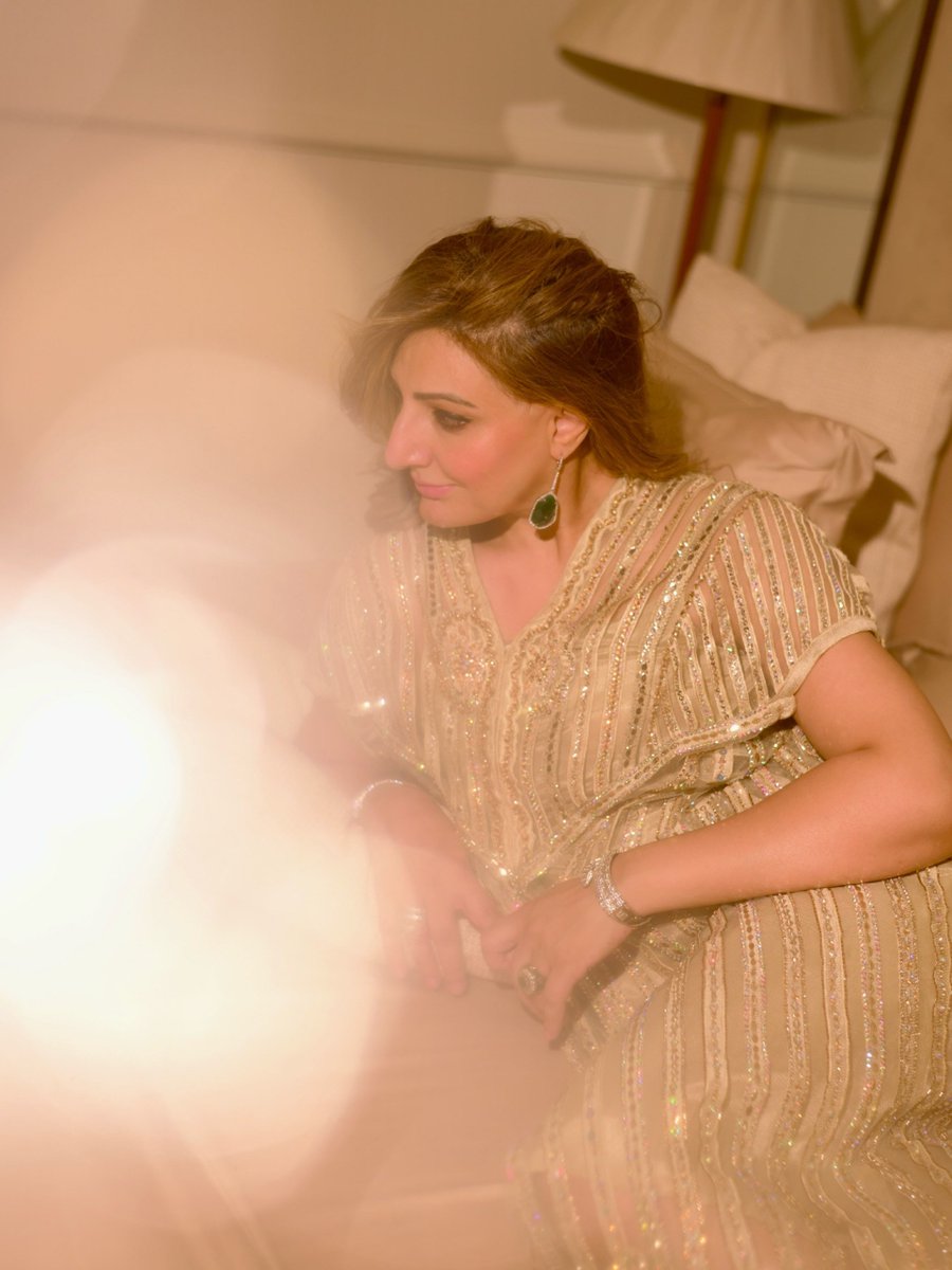 azadkhayalbkup's tweet photo. Amber Liaqat looking absolute stunning😍 as she shines in this golden embellished ensemble.

#AmberLiaqat https://t.co/MO57KFos9V