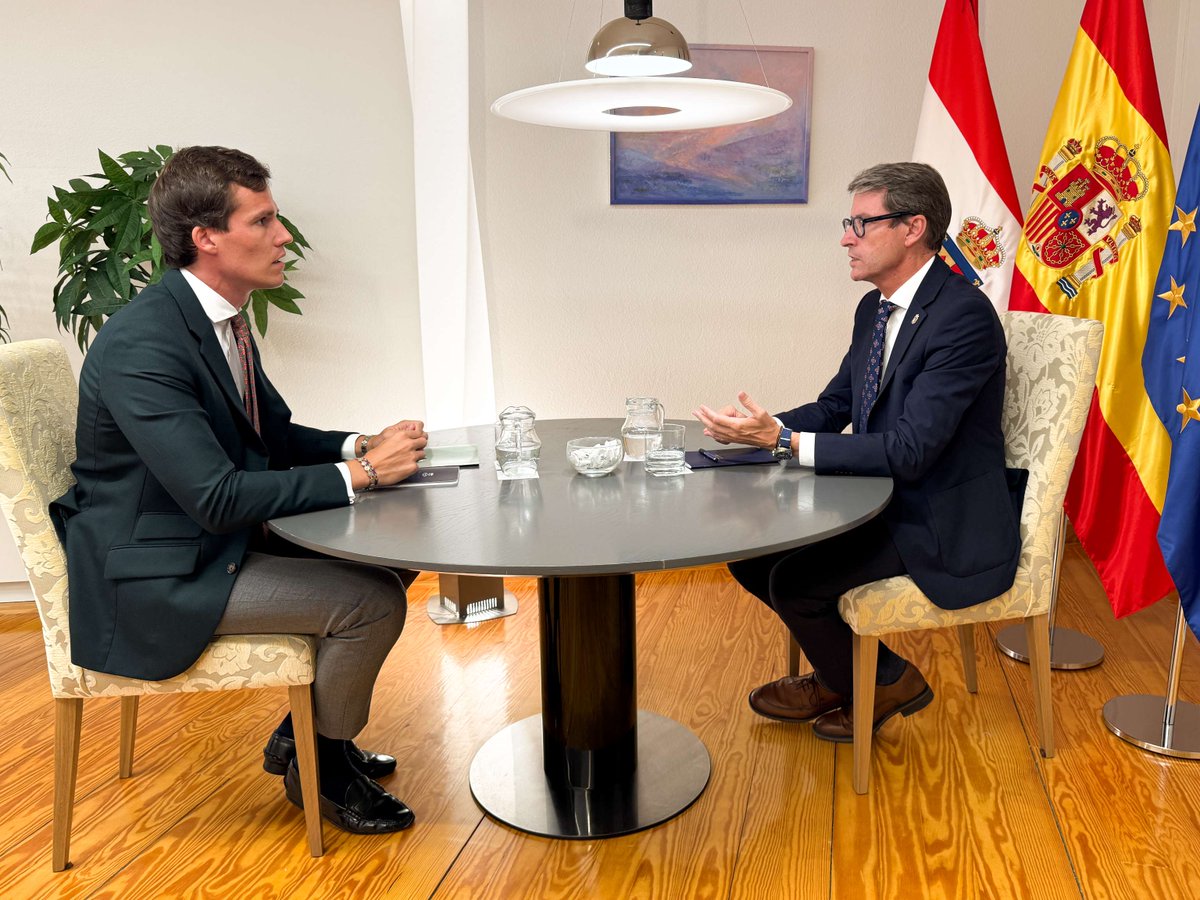 ParlamentoRioja's tweet photo. El presidente del Gobierno de La Rioja, Gonzalo Capellán, se ha reunido este jueves en el Parlamento con los portavoces de los grupos parlamentarios: Cristina Maiso (PP), Javier García (PSOE), Ángel Alda (VOX) y Henar Moreno (Podemos-IU). https://t.co/KVQq2rXzVW