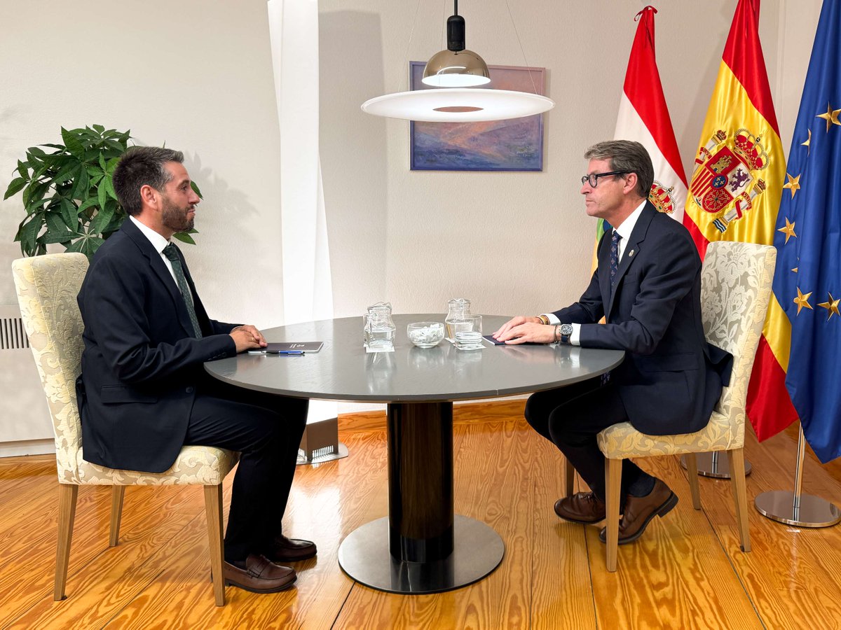 ParlamentoRioja's tweet photo. El presidente del Gobierno de La Rioja, Gonzalo Capellán, se ha reunido este jueves en el Parlamento con los portavoces de los grupos parlamentarios: Cristina Maiso (PP), Javier García (PSOE), Ángel Alda (VOX) y Henar Moreno (Podemos-IU). https://t.co/KVQq2rXzVW