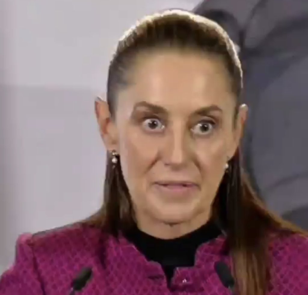 GlodeJo07's tweet photo. Sinceramente, me empieza a preocupar la salud mental de Claudia Sheinbaum.
Sus expresiones, la mirada, los ojos desorbitados, los gestos cada vez más extraños… hay algo que simplemente no se ve normal.
Por más que intente mantener un discurso controlado y fingir que todo está perfectamente bien, su lenguaje corporal parece contar una historia bastante distinta.

Y cada vez es más difícil no notarlo.