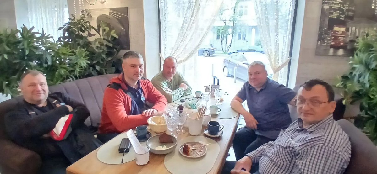 DX_World's tweet photo. RI1FJZ team waiting on a weather window before departing (possibly around Sept 7th).

(L-R) RA9USU-RW6MD-UA6EX-RA1ZZ-R9LR

https://t.co/QLUyc1RYDw https://t.co/uKiq2ZWOA8