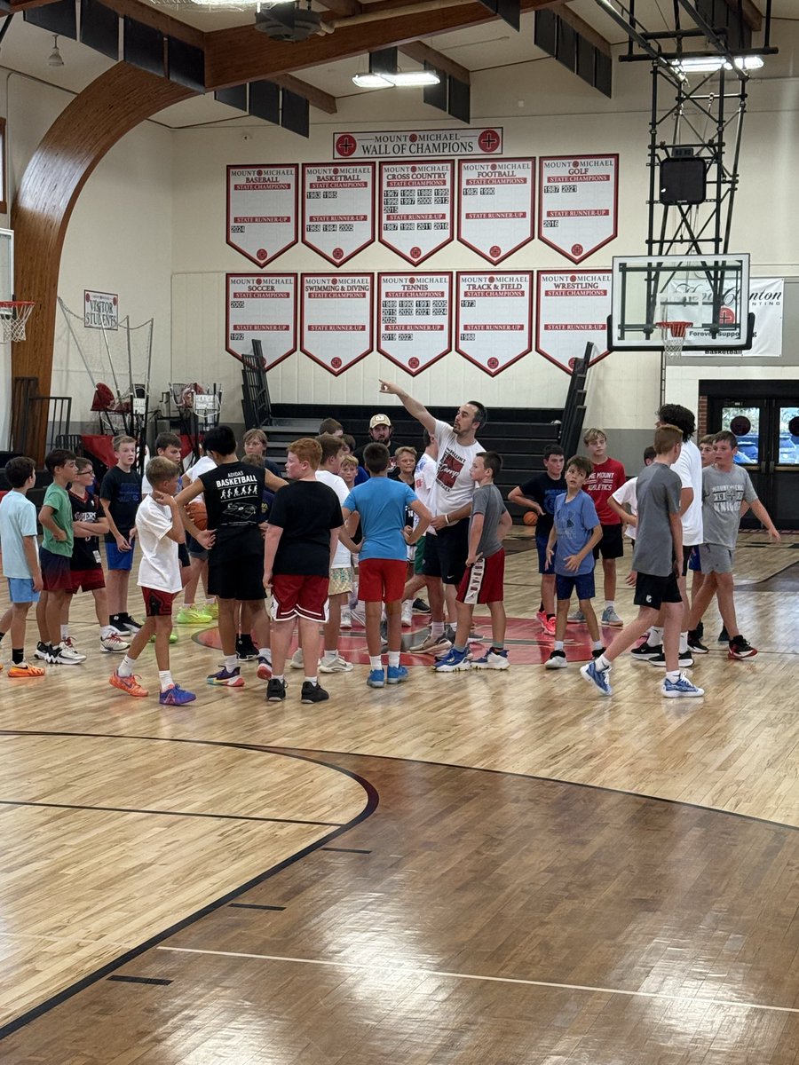 MtMichaelBball's tweet photo. Awesome turnout for our Junior Knights tryouts last night(5th-7th pics below)📸 🙌🏽👏🏽🔥 Excited to continue to grow the program that was started many years ago ❗️⚔️ #UIOGD @MtMichaelAD @Mount_Michael https://t.co/Q8jjR4qb3v