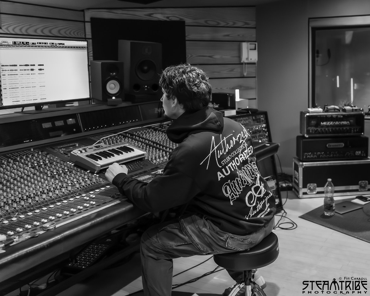 MonetDonnnax's tweet photo. If walls could talk, Battery Studios would have stories for days. My first time stepping outside racing—and I loved it. Grateful to @mixmanpaz for the invite. Unreal vibes watching @alessiogaravello work his magic in the studio. https://t.co/JobSlhUu06