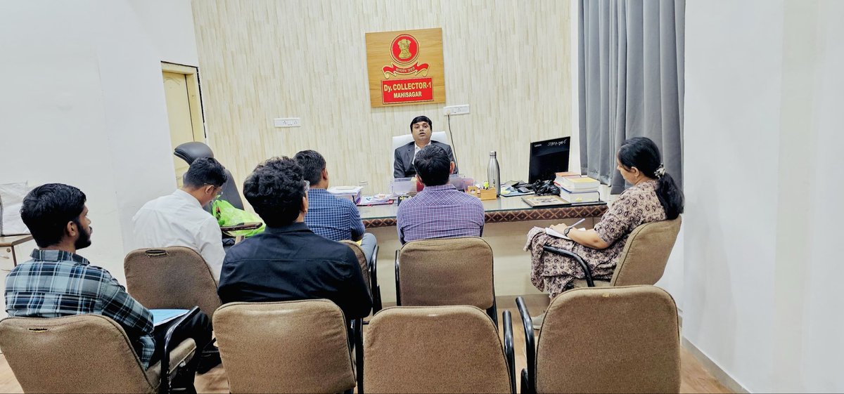 hareshmakw's tweet photo. બેઠકમાં સ્ટેમ્પ ડ્યુટી ચોરીના સંભવિત કેસોની ઓળખ, સ્થળ તપાસ, દસ્તાવેજોની ચકાસણી, બજાર કિંમત તથા વાસ્તવિક વ્યવહારની હકીકતોની ચકાસણી અને જરૂરી હોય ત્યાં સ્ટેમ્પ ડ્યુટીની વસૂલાત માટે કાયદેસરની કાર્યવાહી હાથ ધરવા અંગે પણ માર્ગદર્શન આપવામાં આવ્યું હતું. https://t.co/6c4rRQEF0u