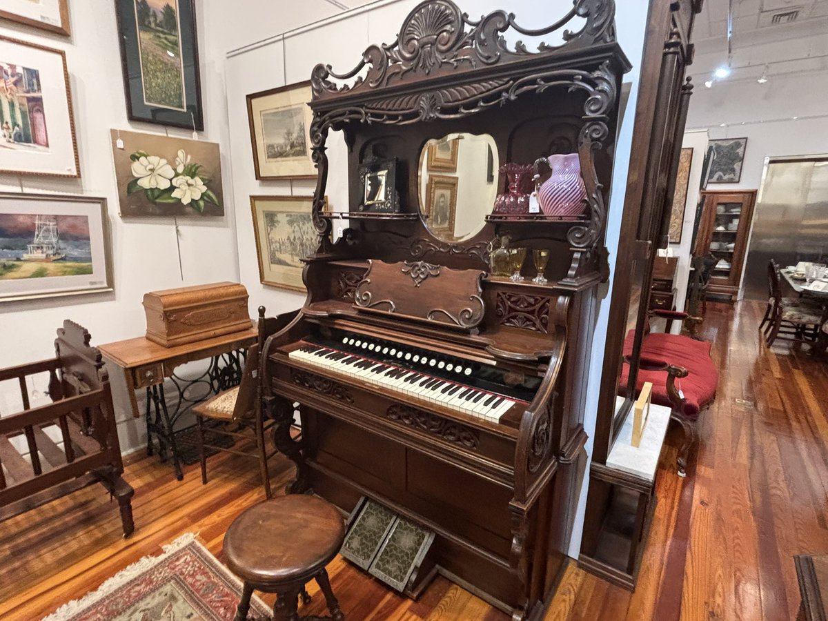 turntechfaghead's tweet photo. Visiting random stores downtown is always fun. A few items that charmed me at the antique store. https://t.co/GhDULLVrxx