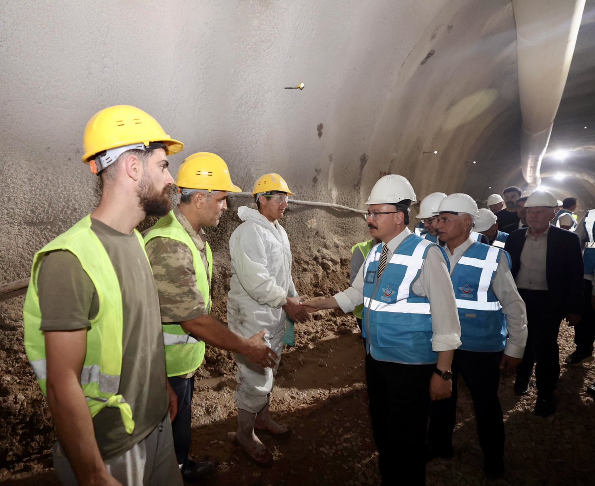 SiirtValiligi's tweet photo. 🏗️ #Kurtalan–#Siirt Demiryolu Projesi’nde Çalışmalar Yerinde İncelendi!

Valimiz ve Belediye Başkan V. @Dr_KemalKzlkaya; AK Parti Siirt Milletvekilimiz @mervangul56, Kurtalan Kaymakamımız Salih Başara, İl Emniyet Müdürümüz Mehmet Özdemir, TCDD Modernizasyon Daire Başkan Yardımcısı Sefer Volkan Aslan, AK Parti İl Başkanımız @AvHekimGider, İl Genel Meclis Başkanımız Hasan Carlık ve Kurtalan AK Parti İl Genel Meclis Üyemiz Hikmet Deryalar ile birlikte, yapım çalışmaları devam eden Kurtalan–Siirt Demiryolu Projesi’ni sahada inceleyerek, projenin mevcut durumu hakkında bilgi aldı.

Demiryolu yetkilileri ve yüklenici firma temsilcilerinden yürütülen çalışmalar, fiziki gerçekleşme ve projenin genel seyri hakkında bilgi alan Valimiz Kızılkaya, 800 metre uzunluğundaki T1 Tüneli’nin tamamlanan 400 metrelik bölümünde incelemelerde bulundu.

34 kilometre uzunluğundaki projenin 9 tünelden oluştuğunu ve hattın yaklaşık 24 kilometresinin tünellerden geçtiğini belirten Valimiz Kızılkaya, projenin 160 km/saat işletme hızına uygun olarak projelendirildiğini ifade etti.

Güncel proje bedeli yaklaşık 22 milyar TL olan yatırımda, bugün itibarıyla fiziki gerçekleşme oranı %30 seviyesine ulaşmış durumda.

Proje kapsamında Kurtalan, Siirt Havalimanı ve Siirt Merkez olmak üzere toplam 3 istasyon yapılması planlanıyor. Projenin 2028 yılı sonlarına doğru Siirt Havalimanı İstasyonu’na, 2030 yılı sonlarına doğru ise Siirt İstasyonu’na ulaşması ve tamamlanması öngörülüyor.

Tamamlandığında Siirt’in ulusal demiryolu ağına bağlanmasını sağlayacak proje; ulaşım imkânlarının geliştirilmesinin yanı sıra üretim, ticaret, sanayi, turizm ve istihdam alanlarında ilimizin ekonomik ve sosyal gelişimine önemli katkılar sunacak.

Demiryolu bağlantısının, Siirt’te üretilen ürünlerin pazarlara daha hızlı ve ekonomik şekilde ulaştırılmasına, ilimizin yatırım potansiyelinin güçlenmesine ve turizm değerlerinin daha etkin şekilde değerlendirilmesine katkı sağlaması bekleniyor.

Valimiz Kızılkaya, Siirt’imize bu önemli yatırımın kazandırılmasında başta Cumhurbaşkanımız Sayın Recep Tayyip Erdoğan olmak üzere, Ulaştırma ve Altyapı Bakanımız Sayın Abdulkadir Uraloğlu’na, TCDD Genel Müdürlüğüne, AK Parti Siirt Milletvekilimiz Sayın Mervan Gül’e, AK Parti Siirt İl Başkanımız Sayın Abdülhekim Gider’e ve emeği geçen tüm kişi ve kuruluşlara teşekkür etti.

Ulaştırma ve Altyapı Bakanlığımız tarafından yürütülen projenin sahadaki ilerleyişi, Valiliğimiz tarafından yakından takip edilmeye; ilgili kurumlar arasındaki koordinasyonun güçlendirilmesine ve çalışmaların planlanan takvim doğrultusunda ilerlemesine katkı sunulmaya devam edilecek.

Siirt’imizin ulaşım altyapısını güçlendiren, üretim ve kalkınmasına değer katan yatırımların takipçisi olmaya devam ediyoruz.

@TC_icisleri @UABakanligi @iletisim @TCDDemiryollari

#CanlaBaşla #DurmadanDuraksamadan #TürkiyeYüzyılı 🇹🇷
#TerörsüzTürkiye 🇹🇷
