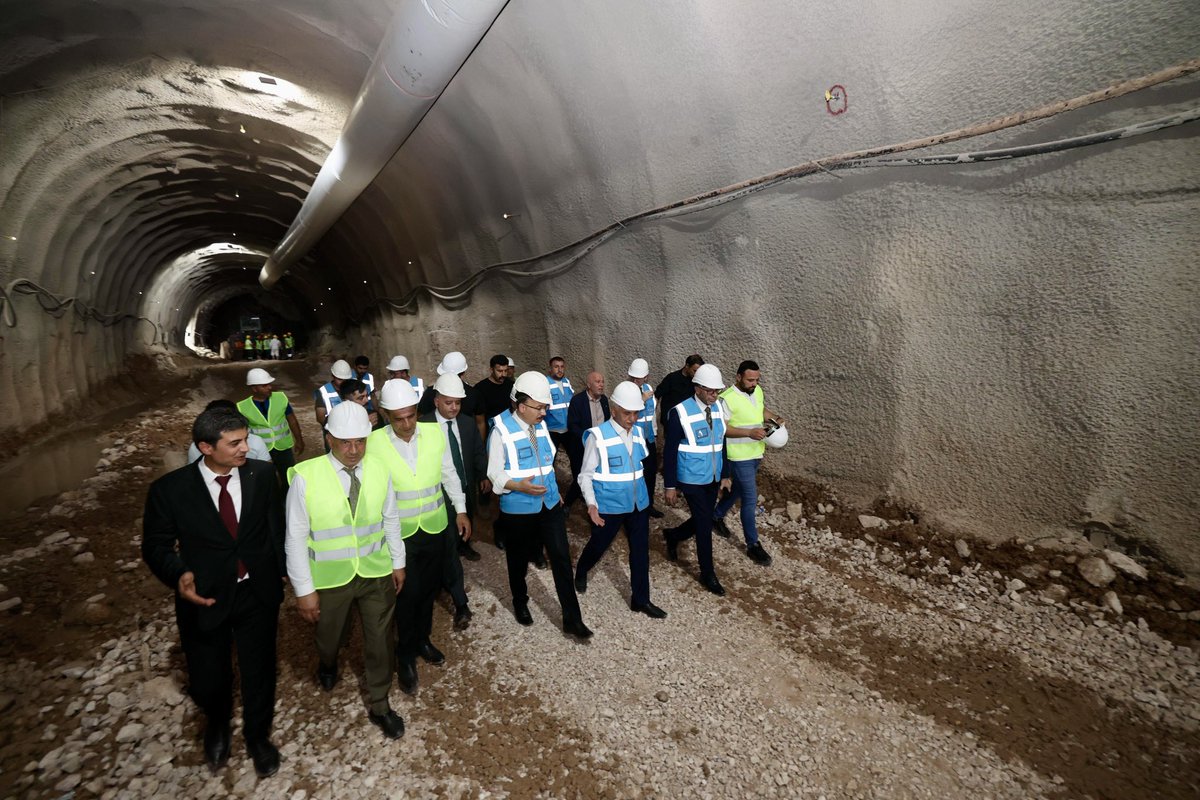 SiirtValiligi's tweet photo. 🏗️ #Kurtalan–#Siirt Demiryolu Projesi’nde Çalışmalar Yerinde İncelendi!

Valimiz ve Belediye Başkan V. @Dr_KemalKzlkaya; AK Parti Siirt Milletvekilimiz @mervangul56, Kurtalan Kaymakamımız Salih Başara, İl Emniyet Müdürümüz Mehmet Özdemir, TCDD Modernizasyon Daire Başkan Yardımcısı Sefer Volkan Aslan, AK Parti İl Başkanımız @AvHekimGider, İl Genel Meclis Başkanımız Hasan Carlık ve Kurtalan AK Parti İl Genel Meclis Üyemiz Hikmet Deryalar ile birlikte, yapım çalışmaları devam eden Kurtalan–Siirt Demiryolu Projesi’ni sahada inceleyerek, projenin mevcut durumu hakkında bilgi aldı.

Demiryolu yetkilileri ve yüklenici firma temsilcilerinden yürütülen çalışmalar, fiziki gerçekleşme ve projenin genel seyri hakkında bilgi alan Valimiz Kızılkaya, 800 metre uzunluğundaki T1 Tüneli’nin tamamlanan 400 metrelik bölümünde incelemelerde bulundu.

34 kilometre uzunluğundaki projenin 9 tünelden oluştuğunu ve hattın yaklaşık 24 kilometresinin tünellerden geçtiğini belirten Valimiz Kızılkaya, projenin 160 km/saat işletme hızına uygun olarak projelendirildiğini ifade etti.

Güncel proje bedeli yaklaşık 22 milyar TL olan yatırımda, bugün itibarıyla fiziki gerçekleşme oranı %30 seviyesine ulaşmış durumda.

Proje kapsamında Kurtalan, Siirt Havalimanı ve Siirt Merkez olmak üzere toplam 3 istasyon yapılması planlanıyor. Projenin 2028 yılı sonlarına doğru Siirt Havalimanı İstasyonu’na, 2030 yılı sonlarına doğru ise Siirt İstasyonu’na ulaşması ve tamamlanması öngörülüyor.

Tamamlandığında Siirt’in ulusal demiryolu ağına bağlanmasını sağlayacak proje; ulaşım imkânlarının geliştirilmesinin yanı sıra üretim, ticaret, sanayi, turizm ve istihdam alanlarında ilimizin ekonomik ve sosyal gelişimine önemli katkılar sunacak.

Demiryolu bağlantısının, Siirt’te üretilen ürünlerin pazarlara daha hızlı ve ekonomik şekilde ulaştırılmasına, ilimizin yatırım potansiyelinin güçlenmesine ve turizm değerlerinin daha etkin şekilde değerlendirilmesine katkı sağlaması bekleniyor.

Valimiz Kızılkaya, Siirt’imize bu önemli yatırımın kazandırılmasında başta Cumhurbaşkanımız Sayın Recep Tayyip Erdoğan olmak üzere, Ulaştırma ve Altyapı Bakanımız Sayın Abdulkadir Uraloğlu’na, TCDD Genel Müdürlüğüne, AK Parti Siirt Milletvekilimiz Sayın Mervan Gül’e, AK Parti Siirt İl Başkanımız Sayın Abdülhekim Gider’e ve emeği geçen tüm kişi ve kuruluşlara teşekkür etti.

Ulaştırma ve Altyapı Bakanlığımız tarafından yürütülen projenin sahadaki ilerleyişi, Valiliğimiz tarafından yakından takip edilmeye; ilgili kurumlar arasındaki koordinasyonun güçlendirilmesine ve çalışmaların planlanan takvim doğrultusunda ilerlemesine katkı sunulmaya devam edilecek.

Siirt’imizin ulaşım altyapısını güçlendiren, üretim ve kalkınmasına değer katan yatırımların takipçisi olmaya devam ediyoruz.

@TC_icisleri @UABakanligi @iletisim @TCDDemiryollari

#CanlaBaşla #DurmadanDuraksamadan #TürkiyeYüzyılı 🇹🇷
#TerörsüzTürkiye 🇹🇷