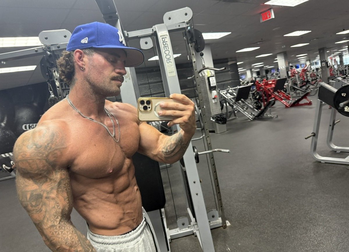 CadenHunterr's tweet photo. big chest day https://t.co/TpUjyEk6S9