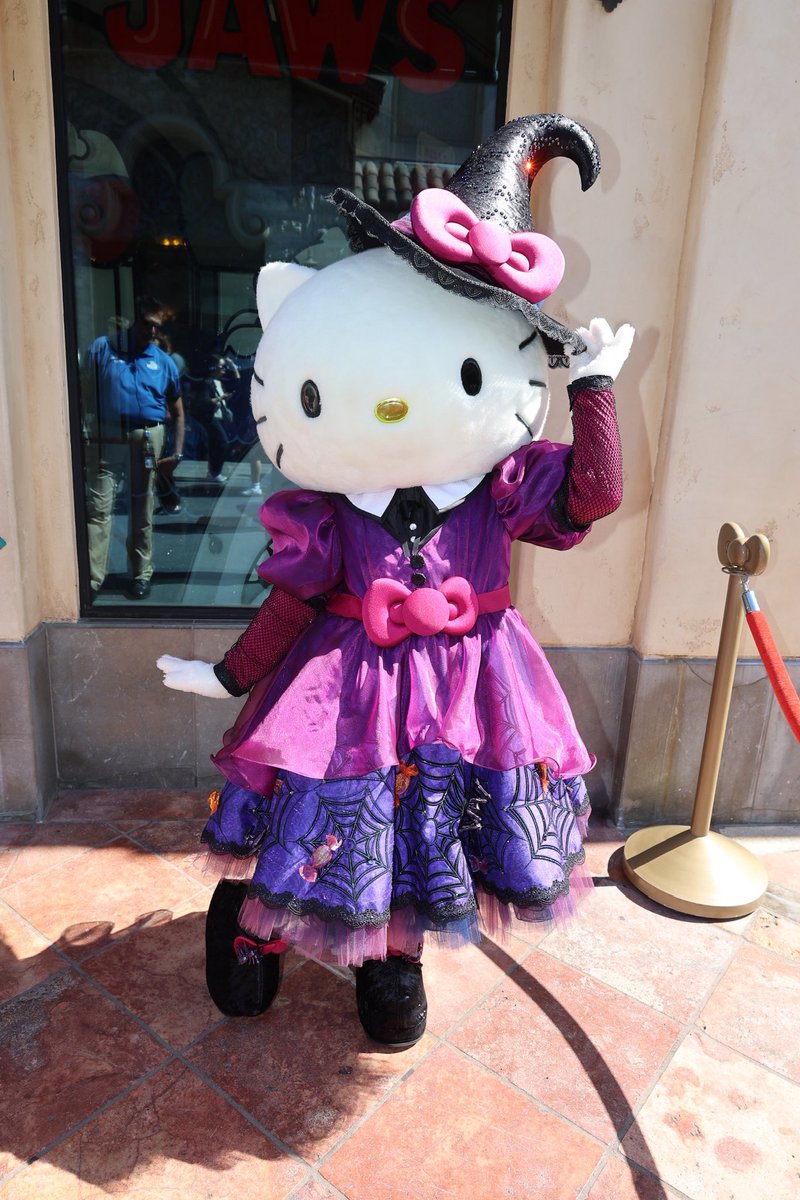 SpeculationMatt's tweet photo. Hello Kitty is back in her witch outfit for Halloween! @UniStudios https://t.co/8HQdQPex0F