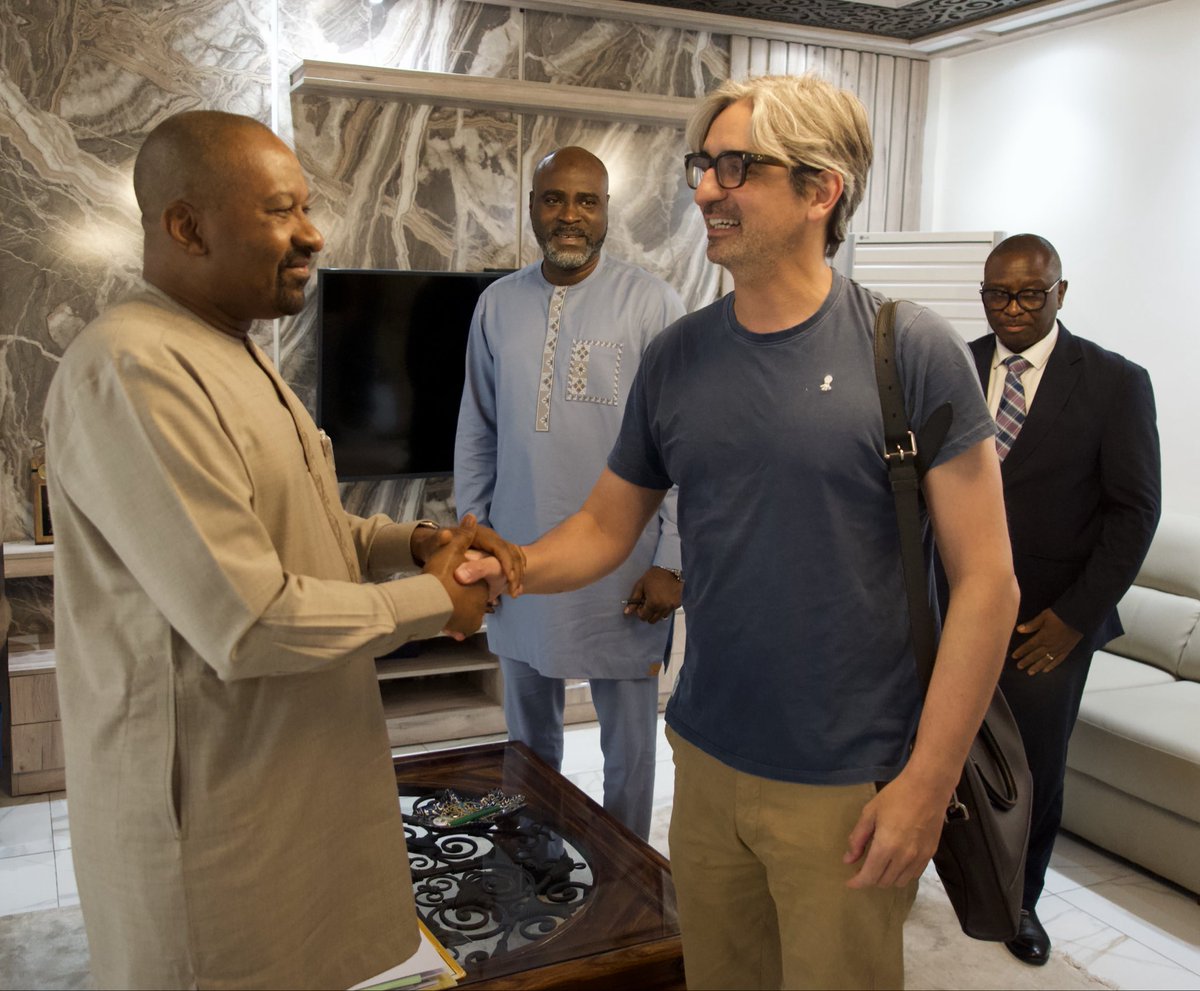 mohs_sl's tweet photo. “We are now using latest technologies to perform top surgeries for our people.” Thanks to the @FundDiegoGRivas for providing free surgical care to patients at #ConnaughtHospital. @med_kabba62373 spoke earlier today during a courtesy call on @VP_Jalloh about the foundation’s work. https://t.co/fXN5yG52LL