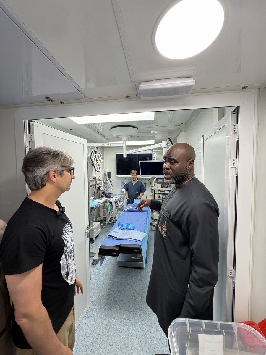 mohs_sl's tweet photo. In collaboration with #MoH, @FundDiegoGRivas, which runs a high -end theater on wheels, completed 4 complex thoracic surgeries in two days using small-cut techniques. Sierra Leone is host to the truck, which serves other countries in #Africa. Thanks to @MaadaJulius, @DembyAustin. https://t.co/SgwUzqifRw