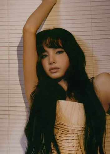PopBase's tweet photo. Lisa talks about dating within the K-Pop industry:

“We can't really date. If you’re seeing someone and you get caught by paparazzi, your popularity drops. When I was younger, I had a few relationships, but we had to hide when we’re dating. I didn’t want my dating to be the thing that hurts Blackpink’s popularity.”