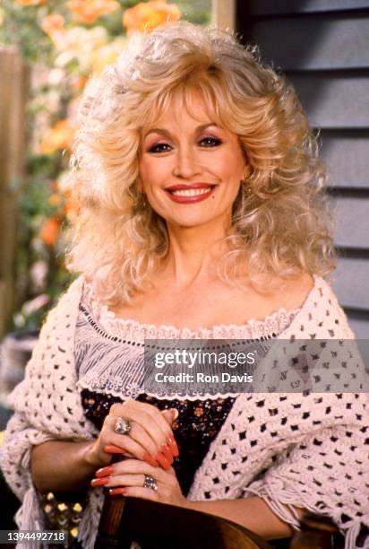 MockingJayFarm's tweet photo. @Nostre_damus The depiction of two Americas:

Gloria Steinem vs Dolly Parton https://t.co/k1cLSIkmL2