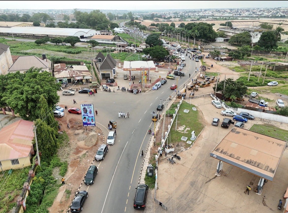 UmarNaAllah's tweet photo. The completed Nasarawa–Flour Mill Road is a clear reflection of Governor @ubasanius’s action-driven approach to governance.

Inherited at just 15% completion, the project could have been left behind. Instead, his administration stepped in, drove it to completion and delivered a vital road connecting communities across Kaduna South and Chikun LGAs.

The result is better mobility, stronger economic activity and improved connectivity for the people.

When leadership takes action, progress becomes visible. Governor Uba Sani is delivering.

#WorkingForKaduna