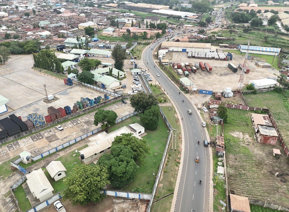 UmarNaAllah's tweet photo. The completed Nasarawa–Flour Mill Road is a clear reflection of Governor @ubasanius’s action-driven approach to governance.

Inherited at just 15% completion, the project could have been left behind. Instead, his administration stepped in, drove it to completion and delivered a vital road connecting communities across Kaduna South and Chikun LGAs.

The result is better mobility, stronger economic activity and improved connectivity for the people.

When leadership takes action, progress becomes visible. Governor Uba Sani is delivering.

#WorkingForKaduna