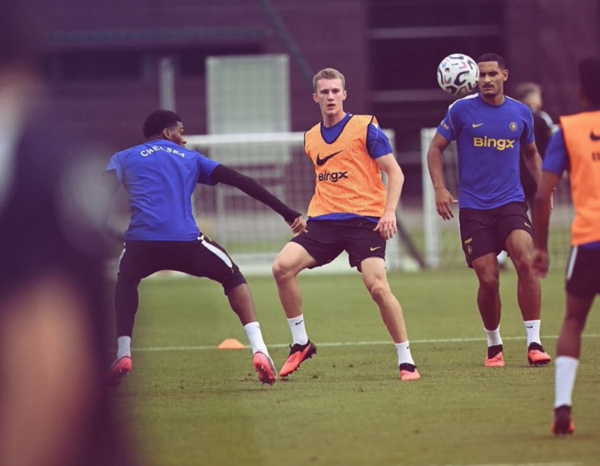 Blue_Footy's tweet photo. It looks like Reggie Watson is training with the first team ahead of Arsenal game. https://t.co/c2zEuKoh6k