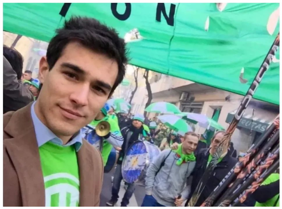 cassanoagus's tweet photo. Quieren poner de coordinador de la Biblioteca del Congreso a Nahuel Piccoli Fortuny, asesor del senador Fullone, que fue candidato (y luego electo) a senador por Lorena Villaverde de LLA.

Piccoli Fortuny es un pibe que llegó a La Libertad Avanza rionegrina de la mano de la 
diputada, que no pudo ser senadora por presuntos vínculos narco, Lorena Villaverde (también fue asesor de ella). 

Piccoli fue uno de los responsables de los avales truchos de LLA en Rio Negro. Eso hizo que LLA pueda competir en elecciones. Todo trucho.

Además, tiene una causa por violencia intrafamiliar. La denuncia fue hecha en 2022 y la sentencia llegó en 2023, con imposibilidad de acercamiento a la persona violentada.

Están ahora en reunión de comisión para confirmarlo hoy sí o sí.

De espaldas a todos, votando a estos mamarrachos.