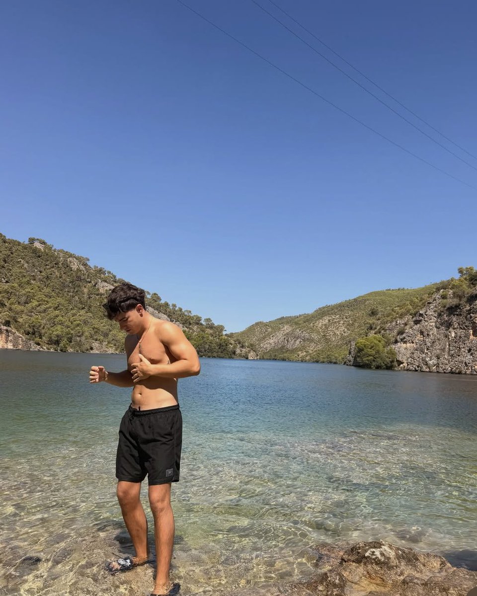 GuilleTDAILY's tweet photo. “se acaba el verano:(” | Guille vía Instagram post

https://t.co/HpximMAbXi https://t.co/HbeuIX1I96