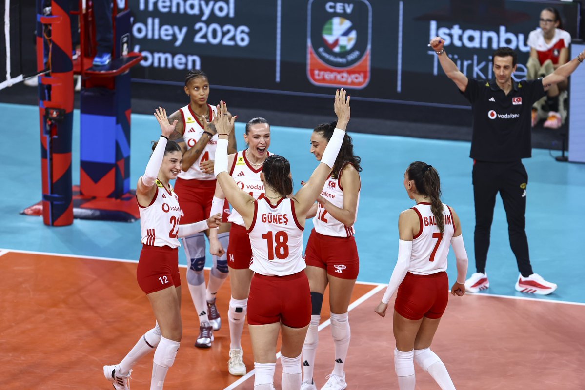 fevrisosyologg's tweet photo. 🇹🇷Yarı finaldeyiizzzzzz! 

#FileninSultanları Avrupa Şampiyonası'nda üst üste 6. kez yarı finale yükseldi.  

Sizinle ne kadar gurur duysak az! https://t.co/8155LLlluB