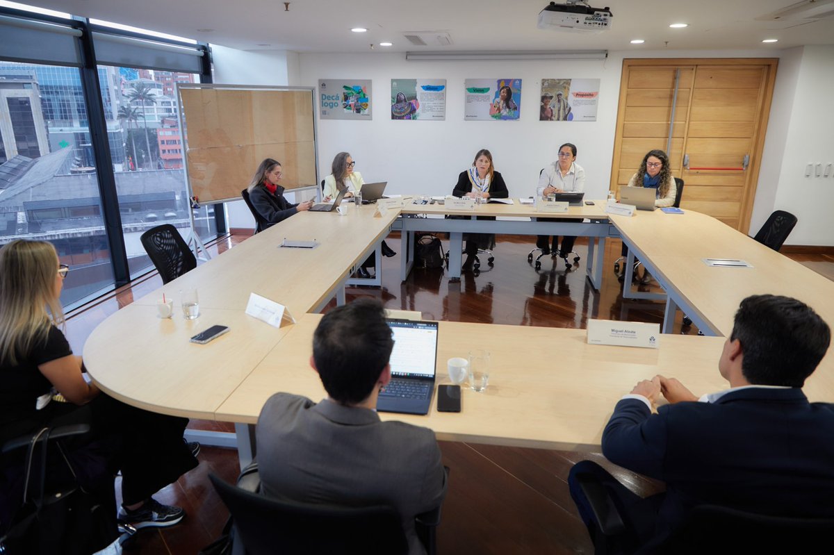 DefensoriaCol's tweet photo. La Defensora del Pueblo, @MarnIris, se reunió con la Federación Nacional de Personerías de Colombia (@FenalperCo) para coordinar la participación de la entidad en la Asamblea General de Fenalper 2026 y en la Asamblea de la Alianza Global del Ombudsperson Local (@agol_oficial), que se realizarán el 9 y 10 de septiembre en Barranquilla.

Durante el encuentro se avanzó en la preparación de una agenda académica para articular las reflexiones y actividades, cuyo eje temático será el derecho emergente a la Ciudadanía con enfoque territorial.

🧵👇🏽